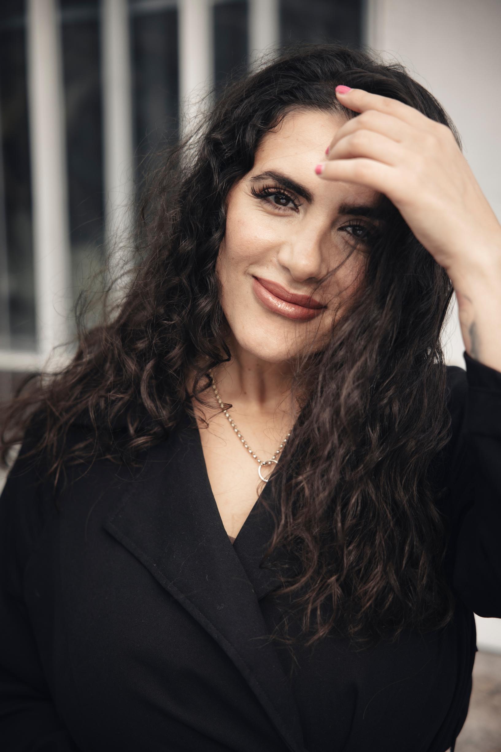 Rasismin pelko ja näennäinen suvaitsevuus jarruttavat Rojin Birzoin mielestä maahanmuuttajanaisten aseman parantumista.