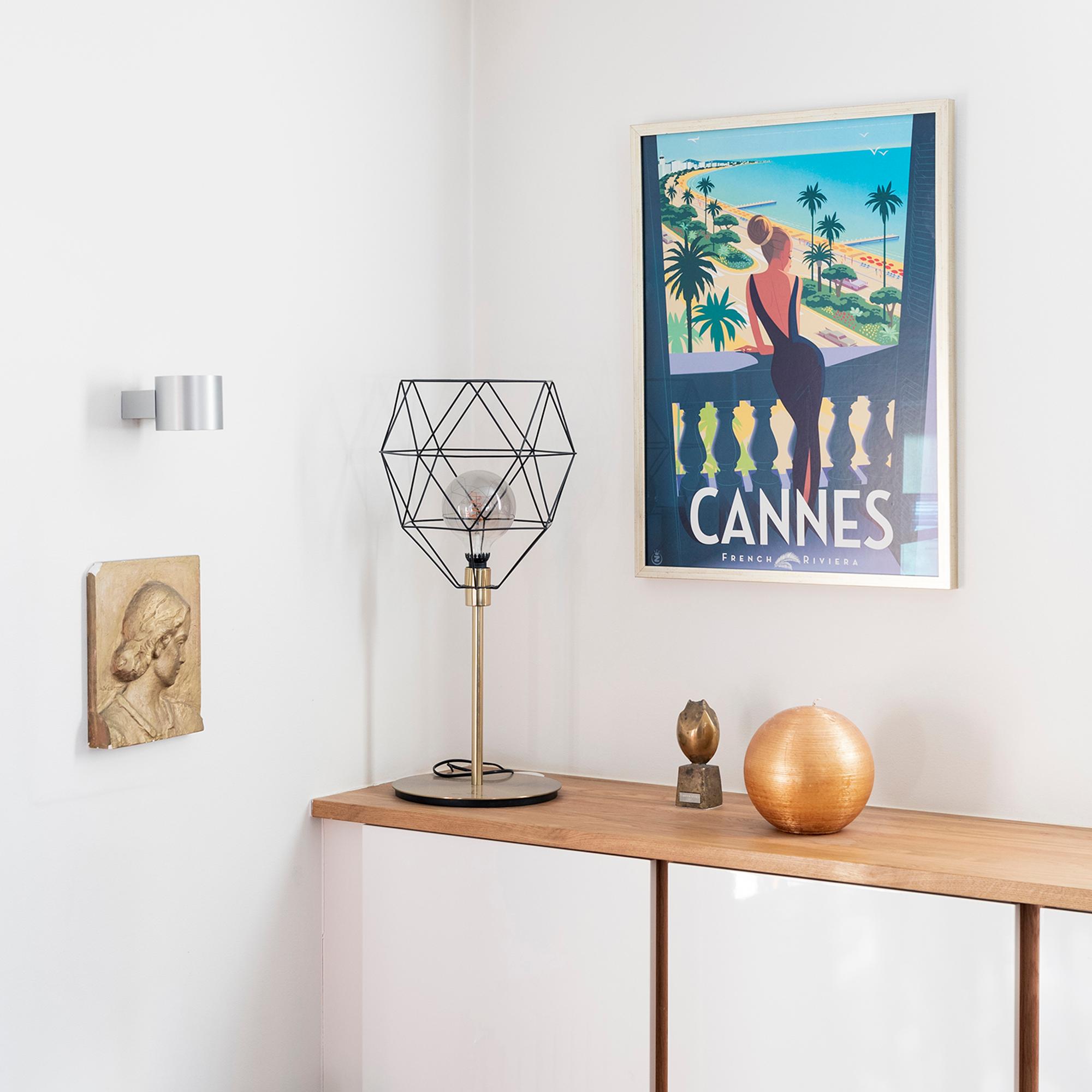 Nyt ei olla skandinaavisen pelkistetyssä valkoisessa kodissa, vaan asunnossa on särmää ja persoonallisuutta.