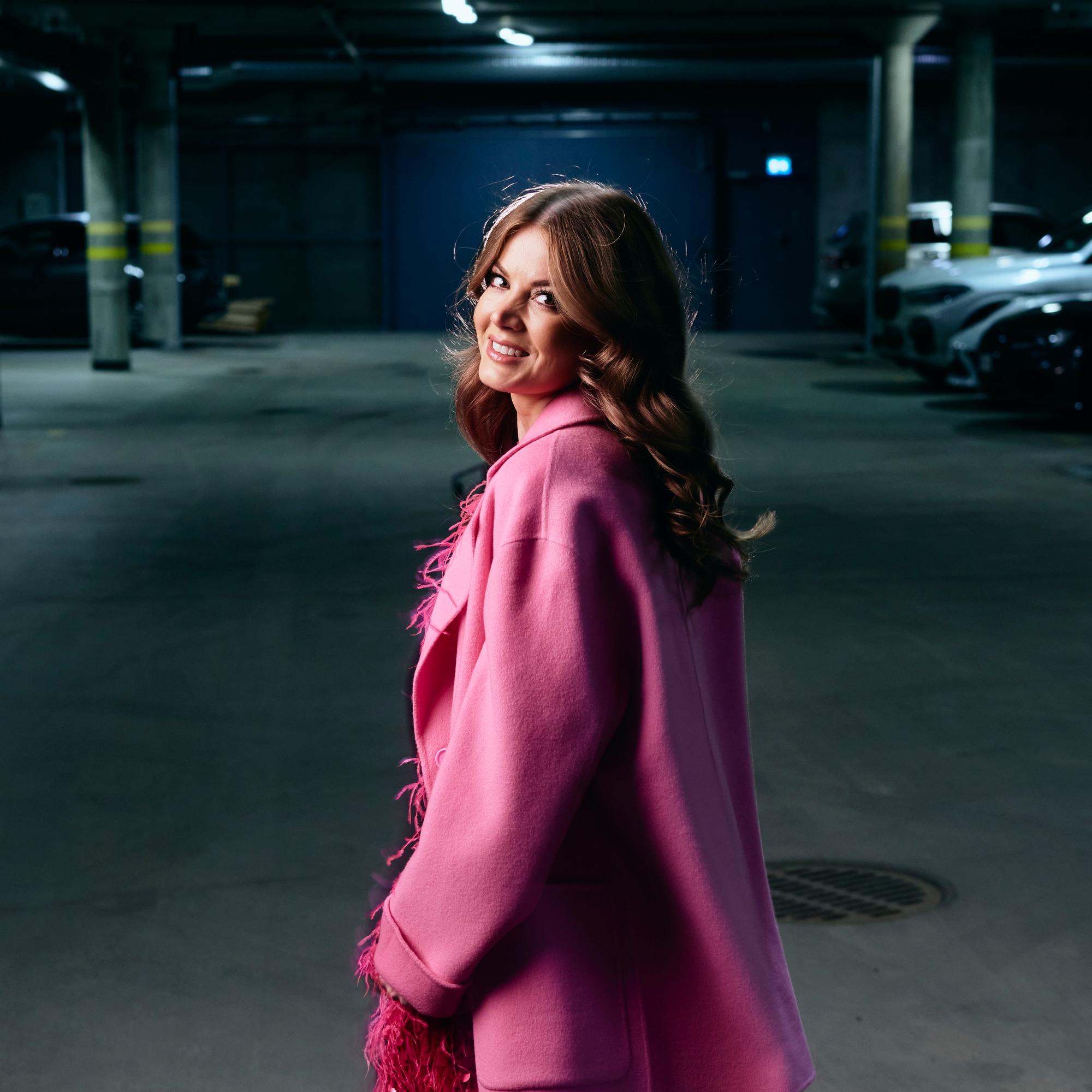 Janni Hussi tottui nuorena siihen, että häntä kourittiin töissä – tämän lauseen hän opetteli sanomaan lääppijöille