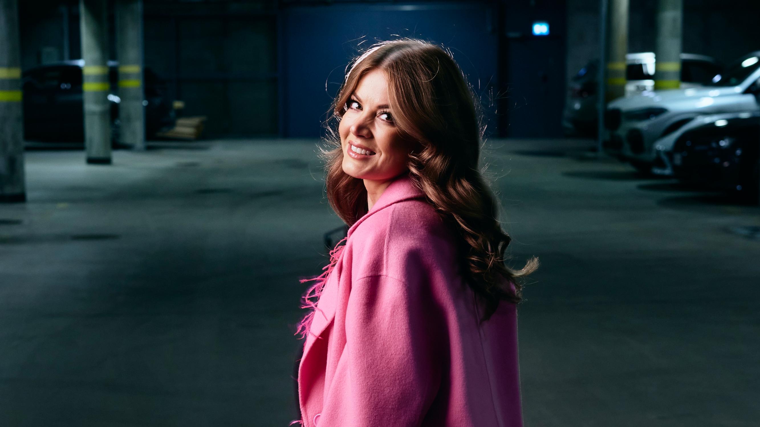 Janni Hussi tottui nuorena siihen, että häntä kourittiin töissä – tämän lauseen hän opetteli sanomaan lääppijöille