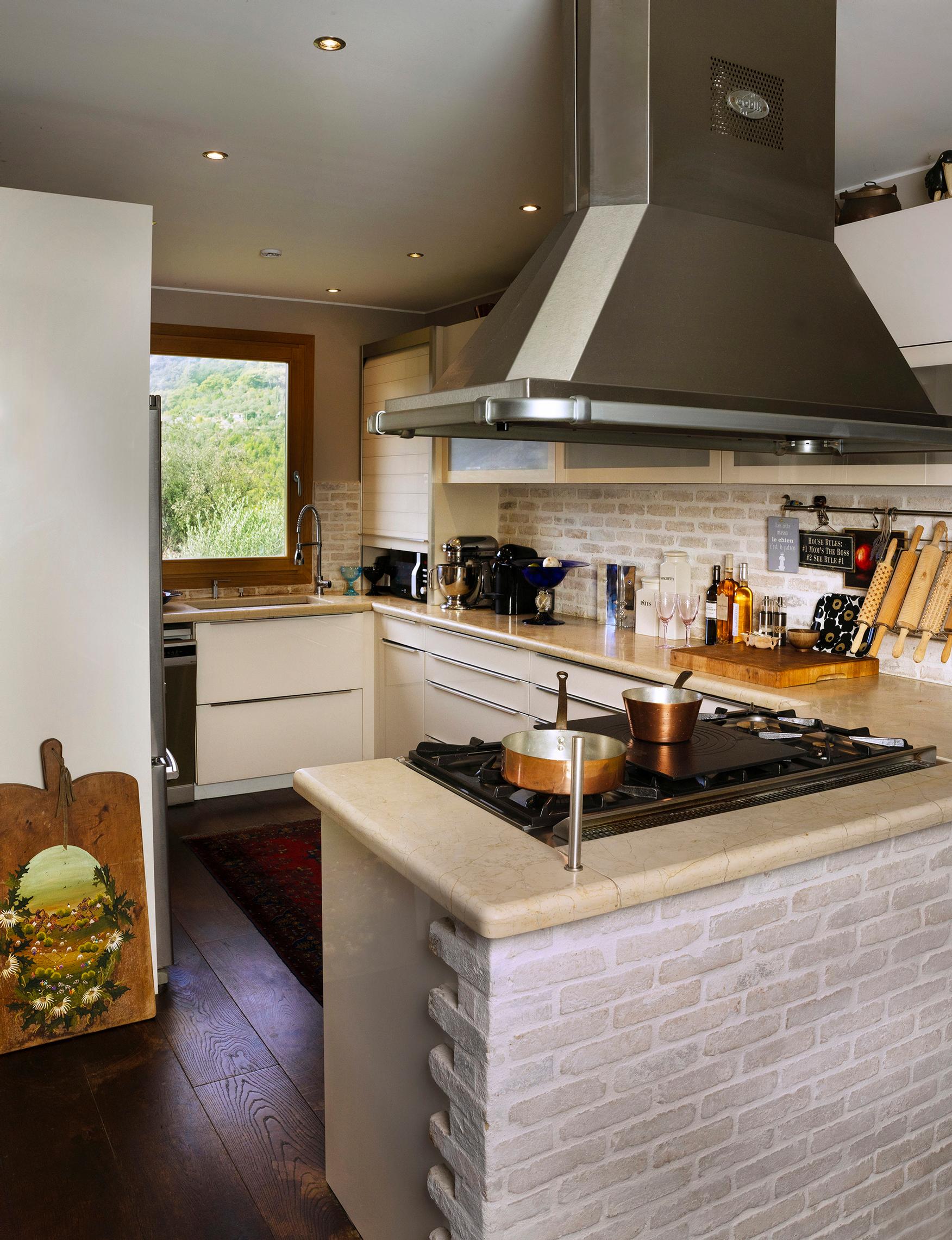 Keittiö oli aiemmin täynnä ovia ja epäkäytännöllinen. Uusi ratkaisu toimii. Kalusteita ei tarvinnut uusia, sillä ne ovat kestäneet hyvin aikaa.