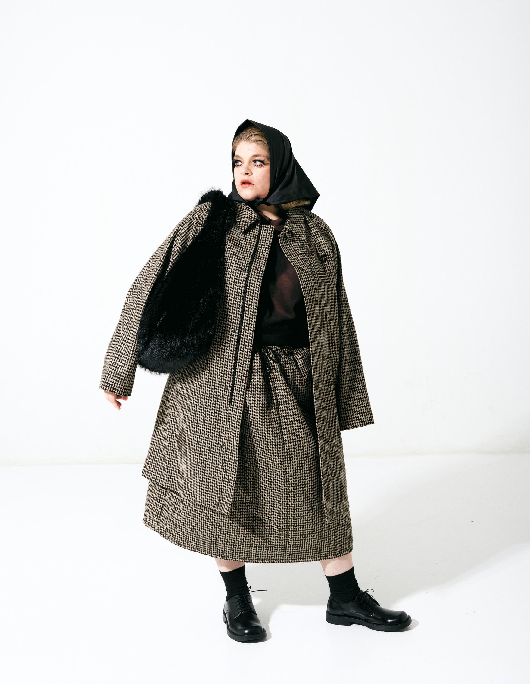 Villakangastakki 1 350 e, villahame 650 e ja huivi 50 e, Rolf Ekroth. Collegepaita, hinta tiedusteltaessa, Oliver Saarinen. Kengät 240 e, Camperlab/Beam. Karvalaukku 135 e, Unisa.