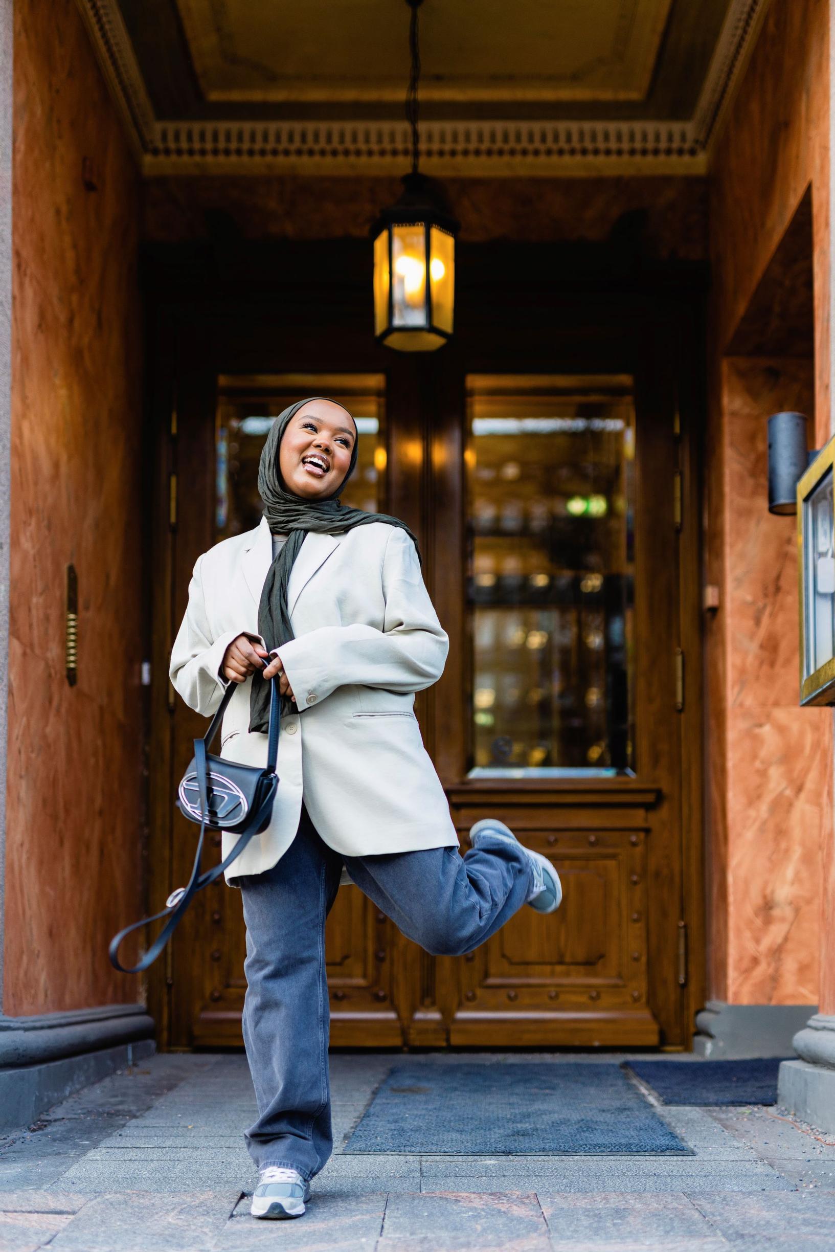 Salma Jama on peittävien ja mukavien vaatteiden ystävä – nyt hän näyttää, miten ylisuuri jakku stailataan arkeen ja juhlaan