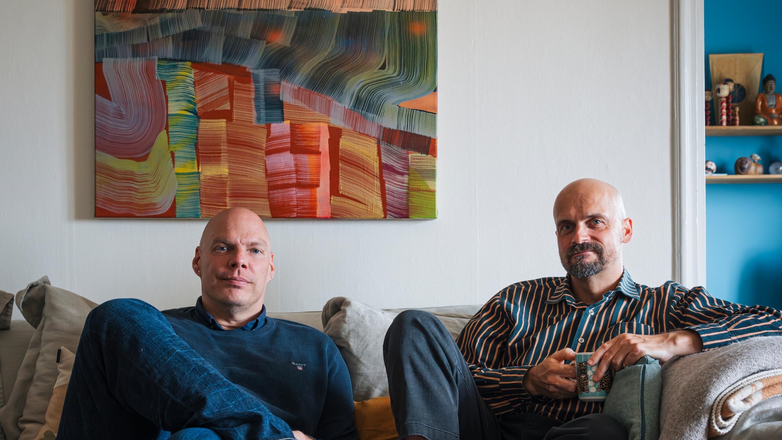 Taiteilija Matti Pikkujämsän ja terapeutti Antti Ervastin värikäs koti on täynnä designia ja mummolatunnelmaa: ”Sohvalla höpötämme ja hieromme toistemme jalkoja”