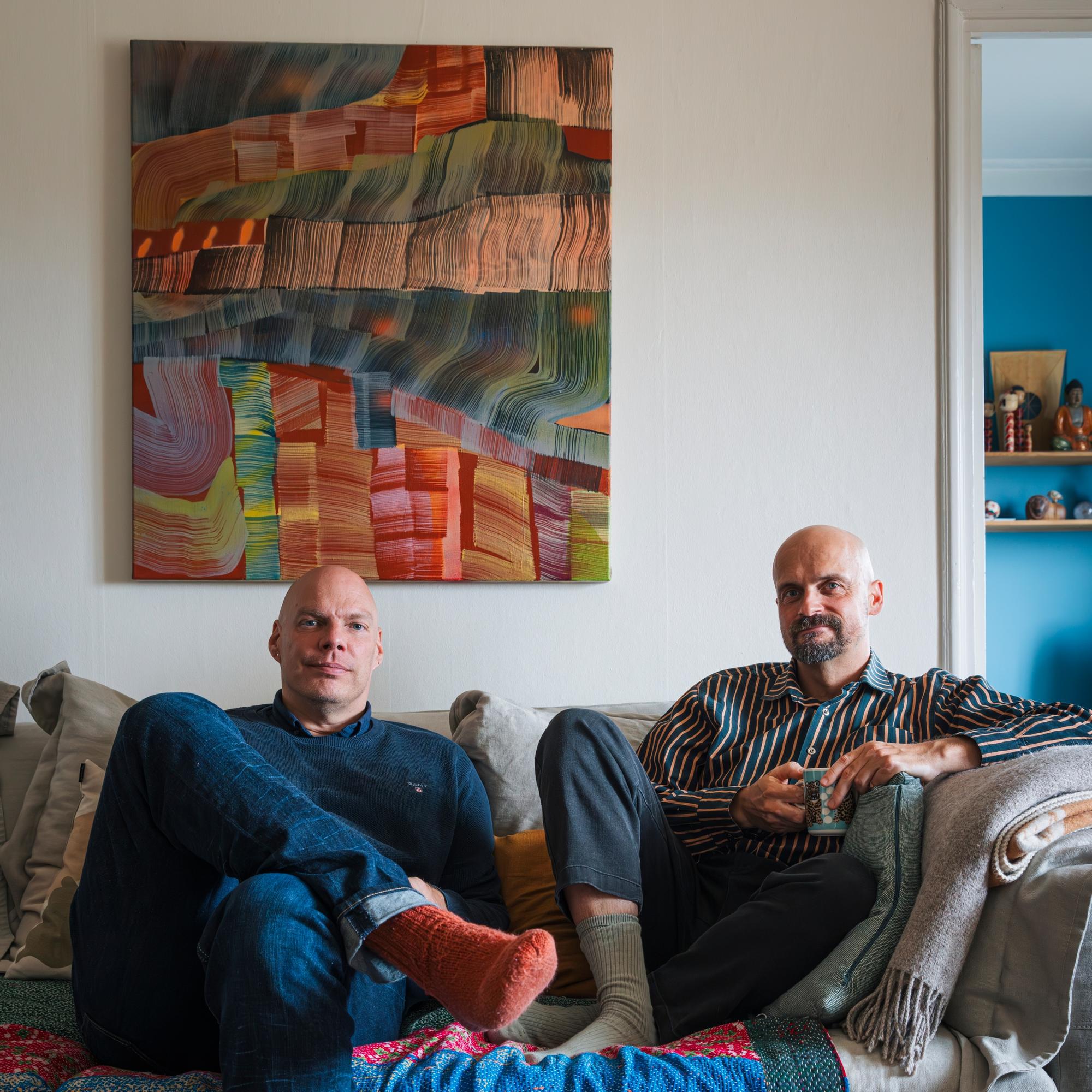 Taiteilija Matti Pikkujämsän ja terapeutti Antti Ervastin värikäs koti on täynnä designia ja mummolatunnelmaa: ”Sohvalla höpötämme ja hieromme toistemme jalkoja”