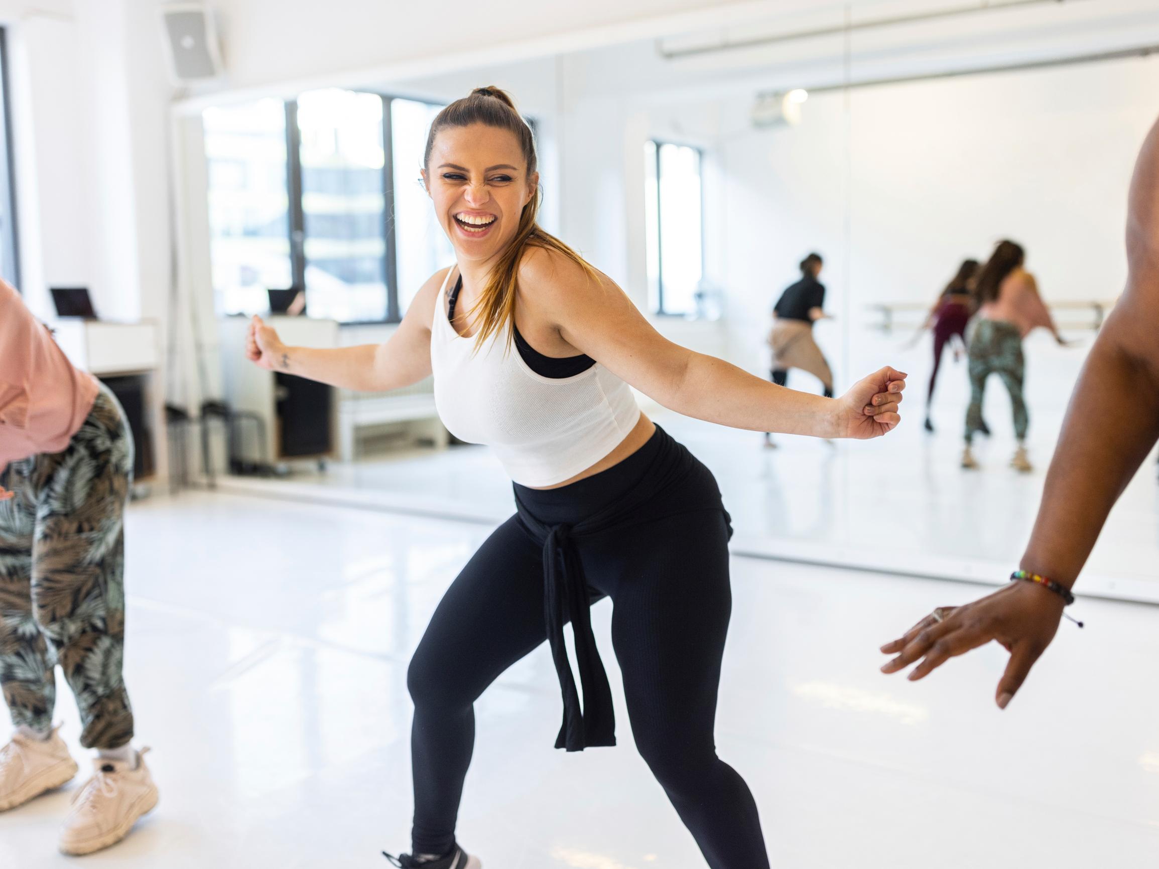 Sattuuko polviin? Lääkäri kertoo, miksi liikuntaa kannattaa jatkaa – näin se auttaa nivelrikko-oireisiin