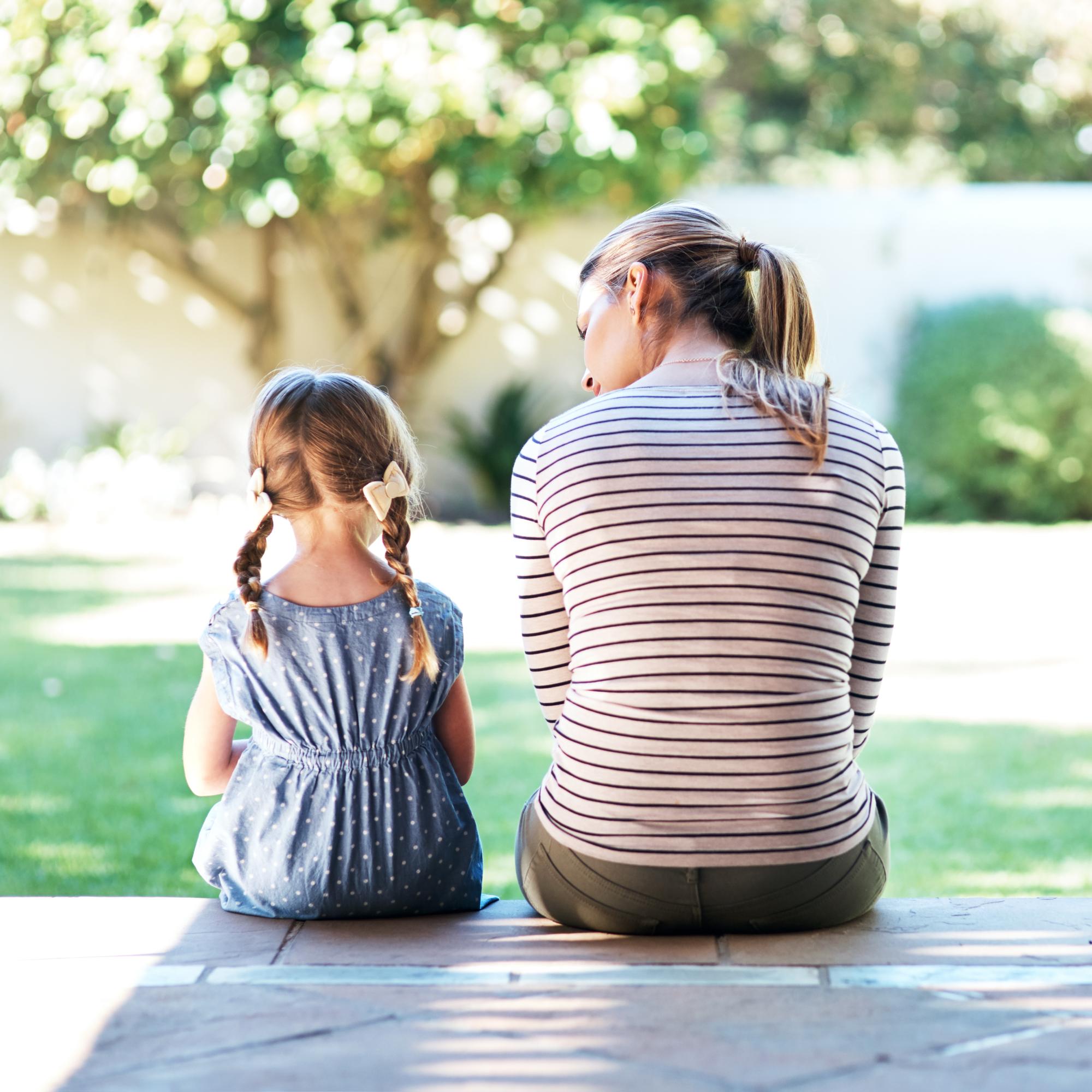 Solja Suoheimo korjasi suhdetta vanhempiinsa perhekonstellaation avulla – tästä menetelmässä on kyse