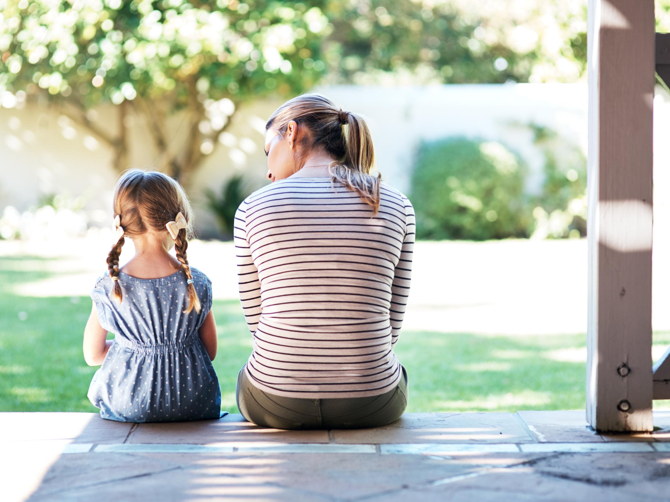 Solja Suoheimo korjasi suhdetta vanhempiinsa perhekonstellaation avulla – tästä menetelmässä on kyse