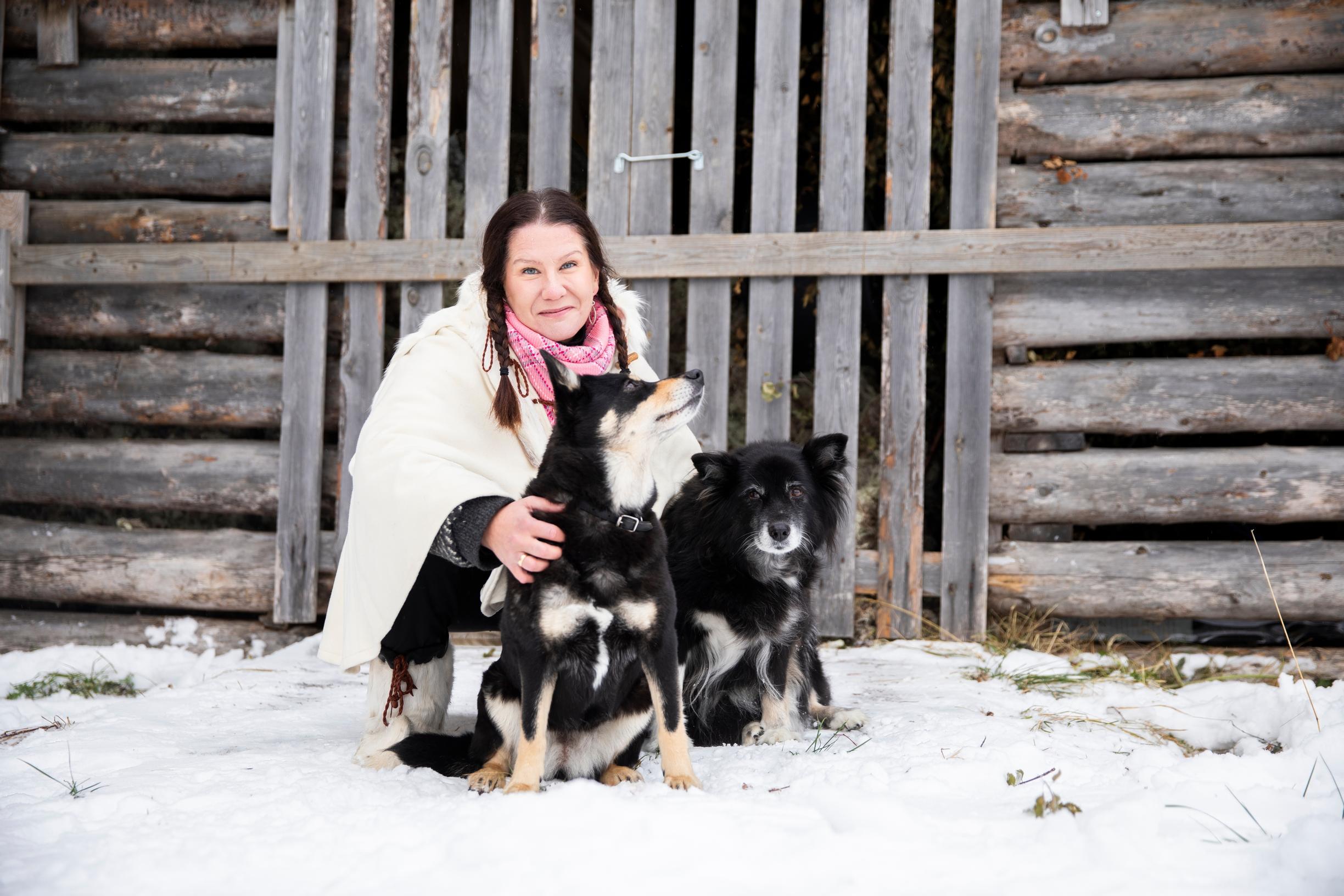 Hanna Riskilä on purkanut ajatuksiaan runoiksi. ”Elämä on lyhyt ja elämän lanka niin hentoinen. Kumpa kaikki oppis ja ymmärtäis sen.” Seurana porokoirat Nata ja Jippu.