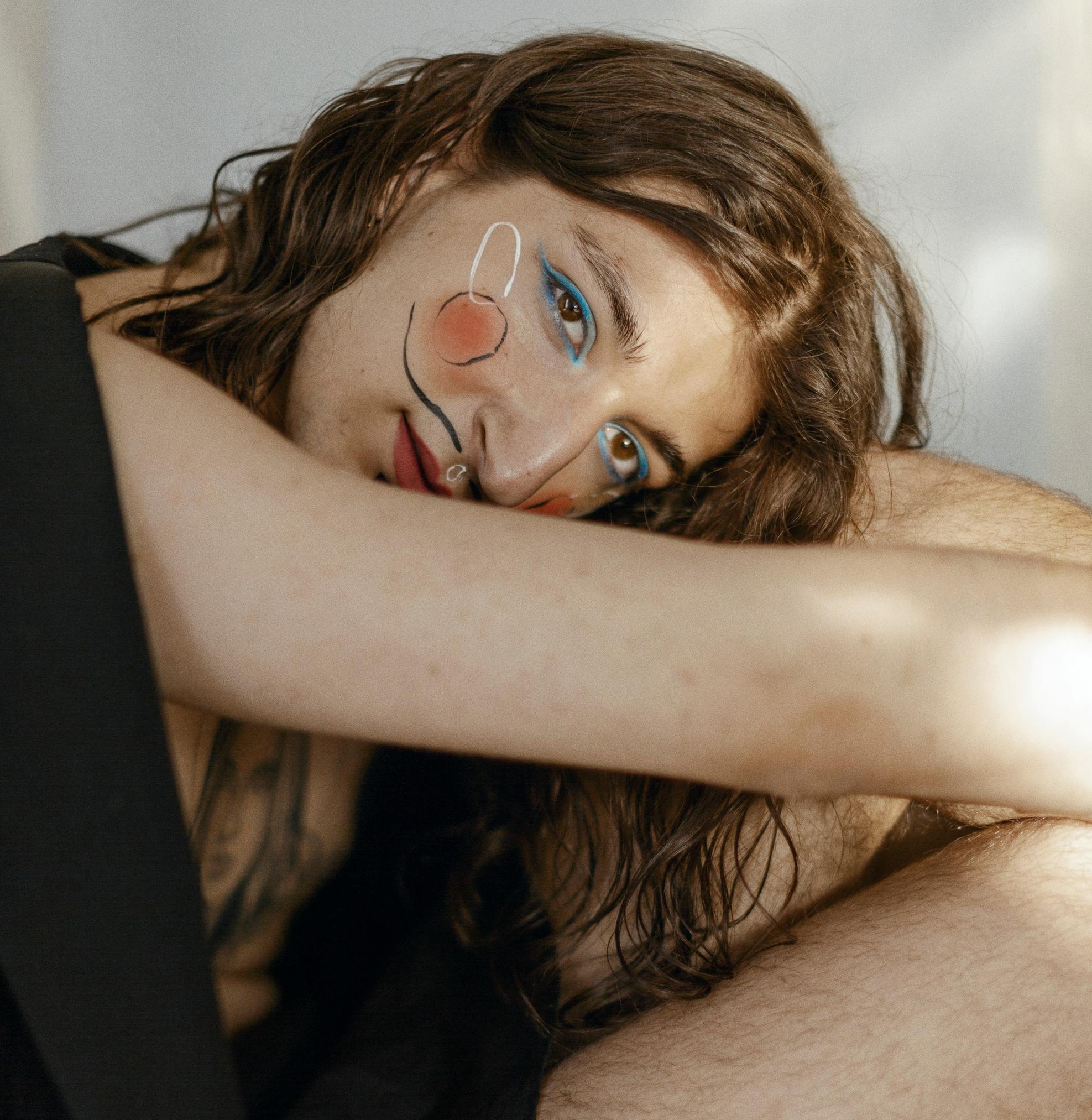 Muunsukupuolinen Kevin Koho haluaa ravistella vaatteiden sukupuolinormeja –  "Enää en anna muiden rajoittaa pukeutumistani"