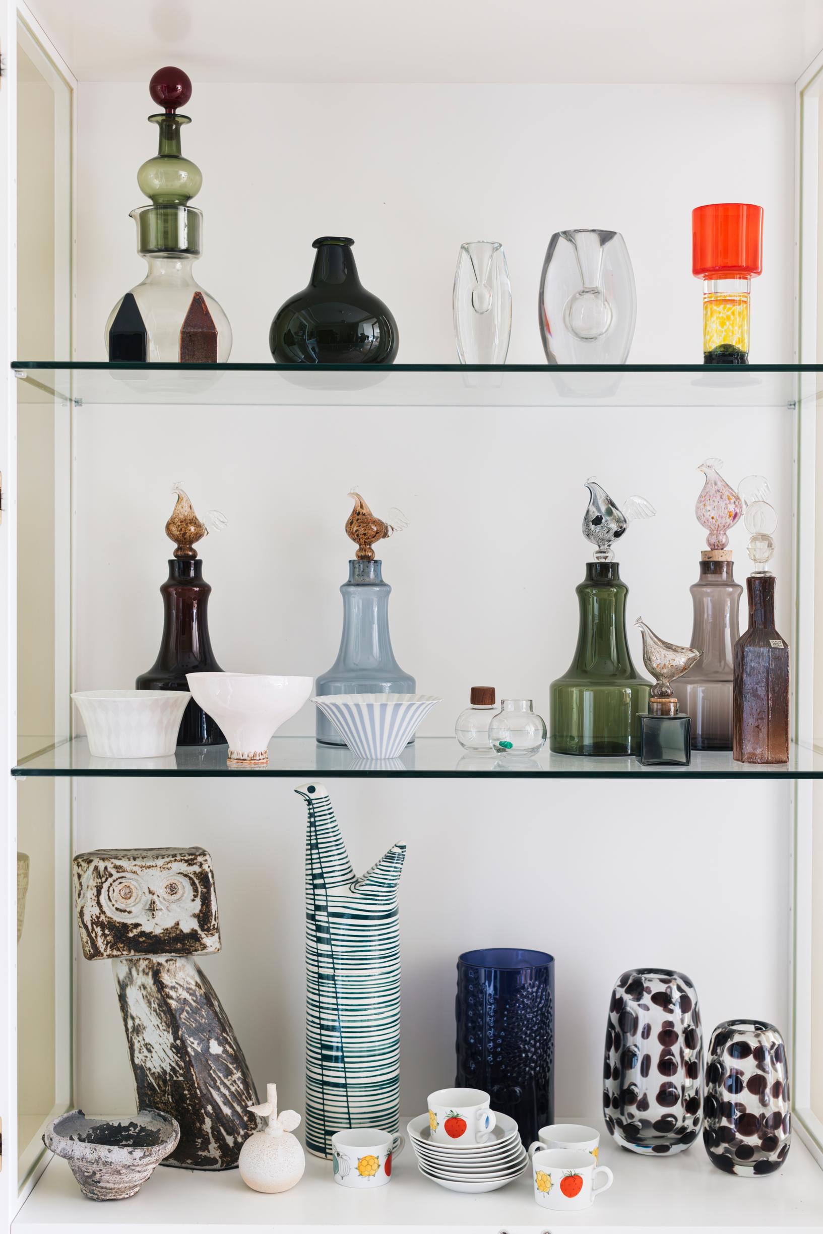 Eteisen vitriini kertoo Matin keräilyharrastuksesta. Häntä viehättää erityisesti 1950-60-lukujen design. 