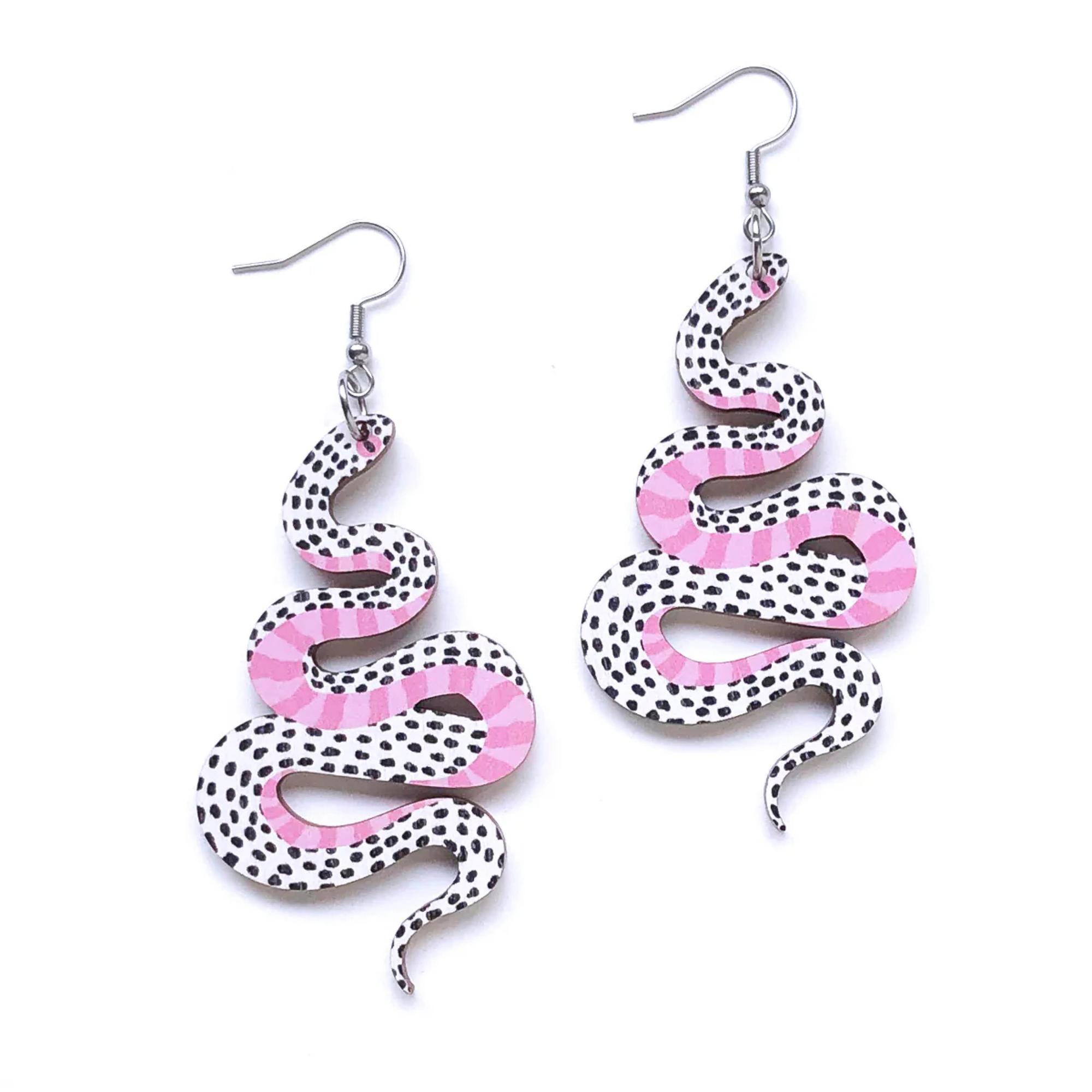 White Snake -korvakorut 35 e, Crazy Granny Designs.