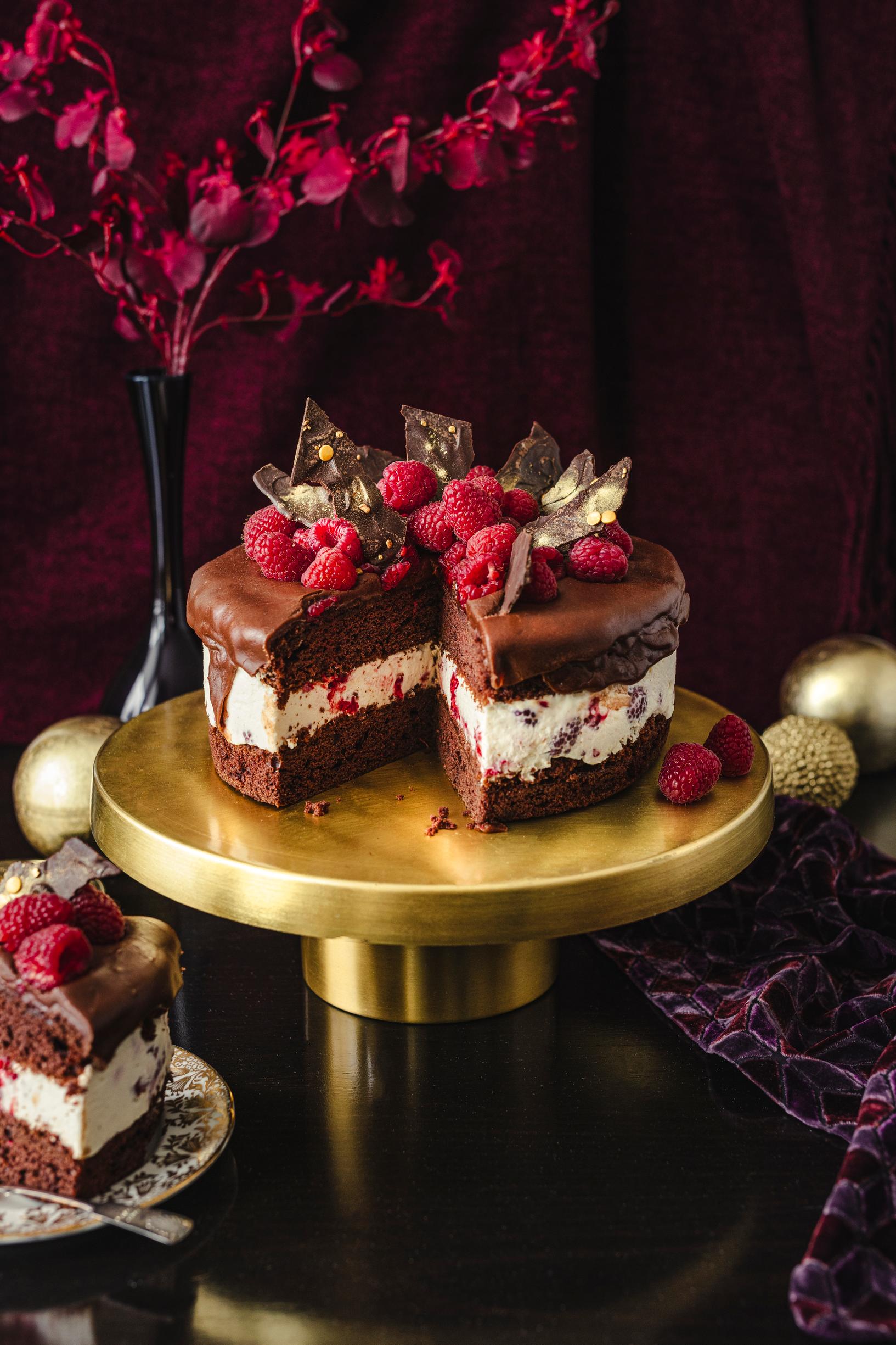 Herkullisen suklaakakun taikina syntyy näppärästi sekoittamalla. Vuokaakaan et tarvitse, sillä kakkupohja kypsennetään uunipellillä.