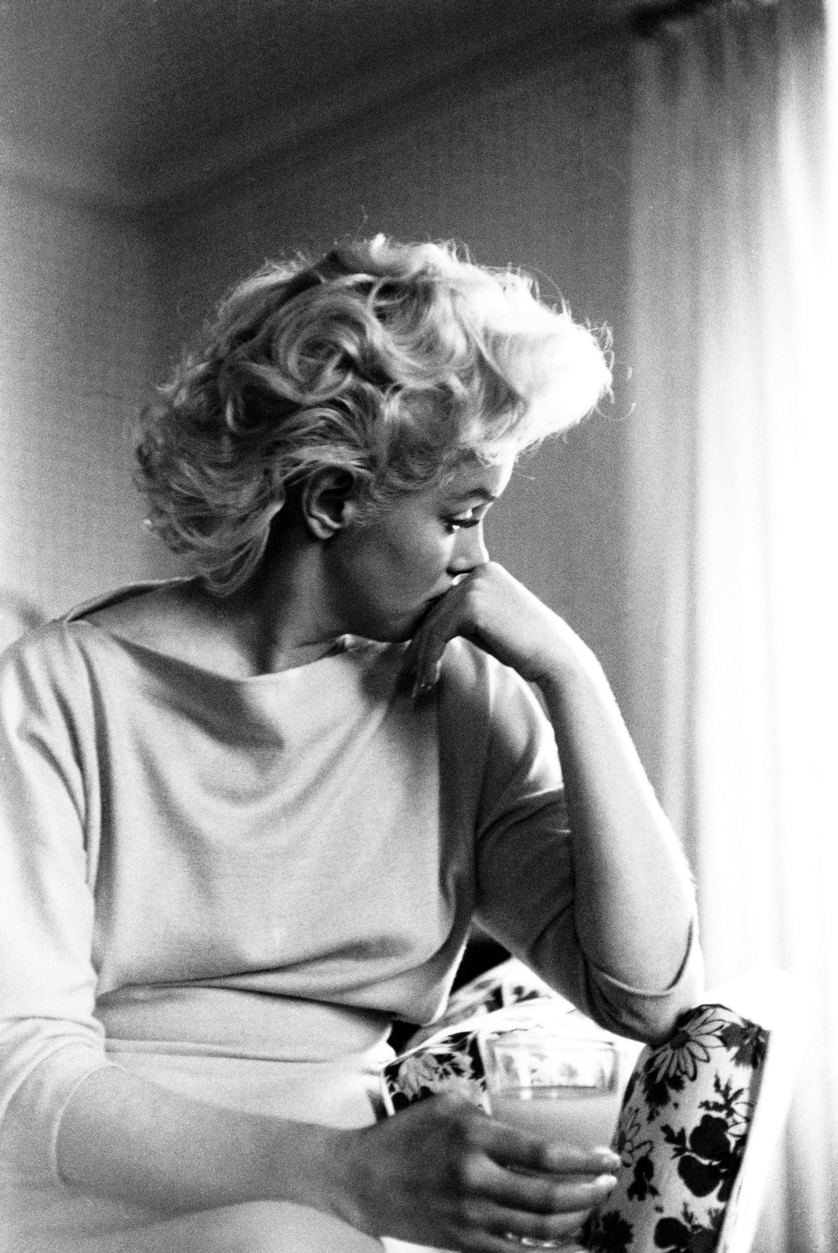 Marilyn nautti omasta rauhastaan. Maaliskuussa 1955 tähti kuvattiin mietteissään huoneessaan hotelli Ambassadorissa New Yorkissa.