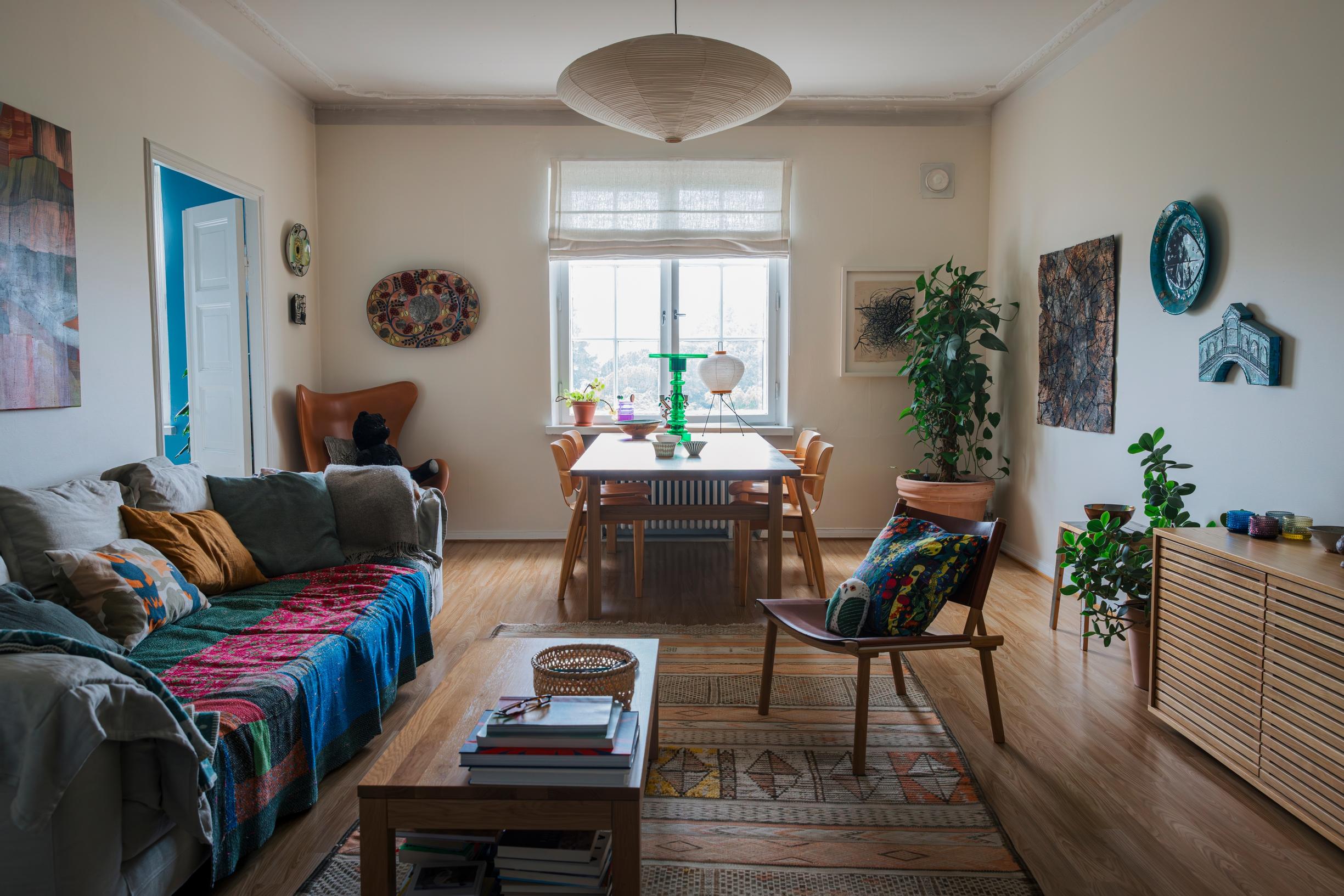 Kodin sisustuksessa näkyy Matin keräilyharrastus. Arne Jacobsenin Egg-tuolin yllä on Birger Kaipiaisen keramiikkateos, joka on kuulunut Armi Ratialle. Antti bongasi netistä yli satavuotiaan maton, jonka Maa Design kunnosti. Keramiikkatyöt ovat Rut Brykin, vieressä Pekka Paikkarin maalaus Sheet. Ikkunaseinälle ripustettiin Elina Merenmiehen tussipiirros Monet kasvot. Sohva hankittiin Dieseliltä, nojatuoli Nikarilta.