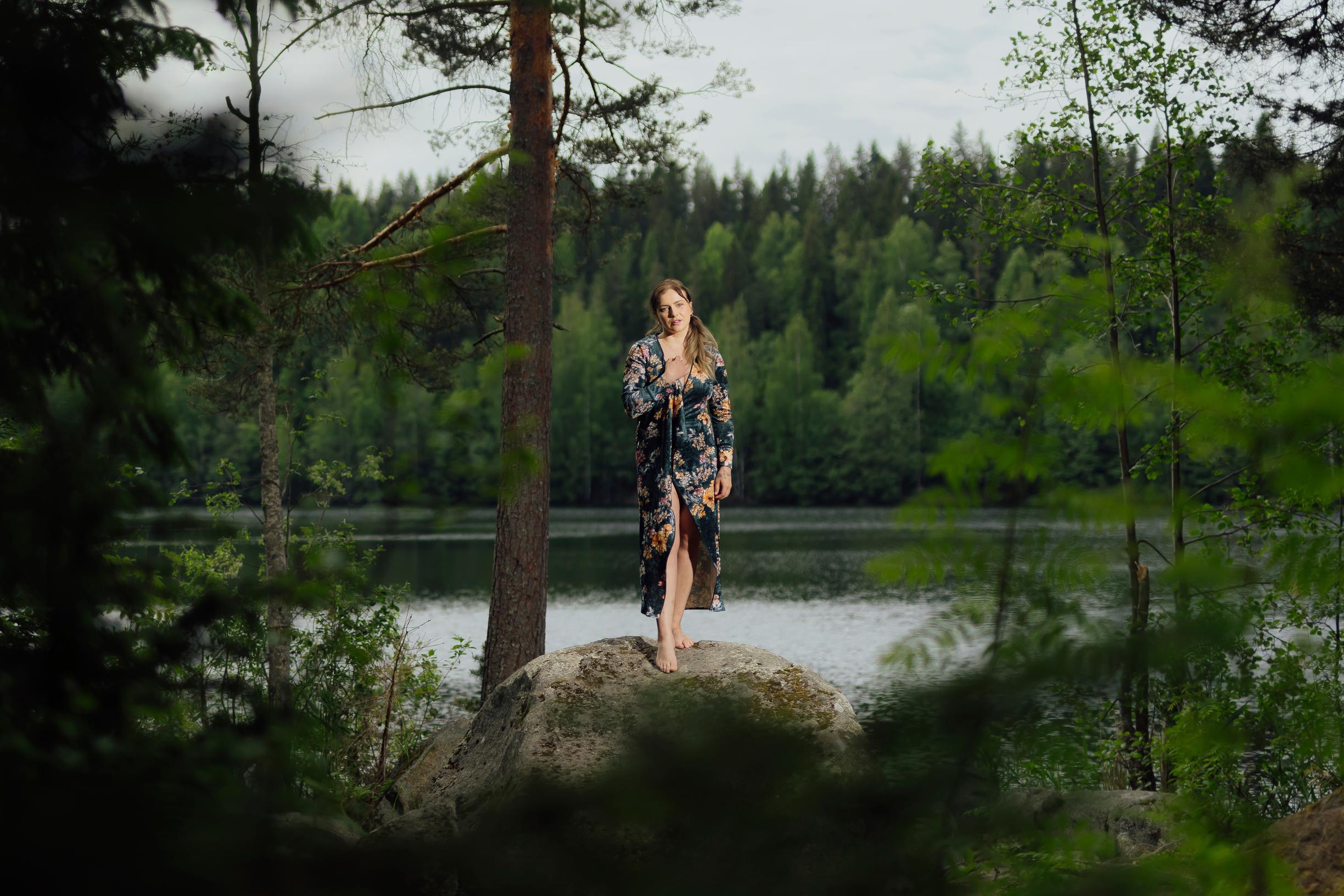 Yona kaukaa kuvattuna, yllään kukkamekko