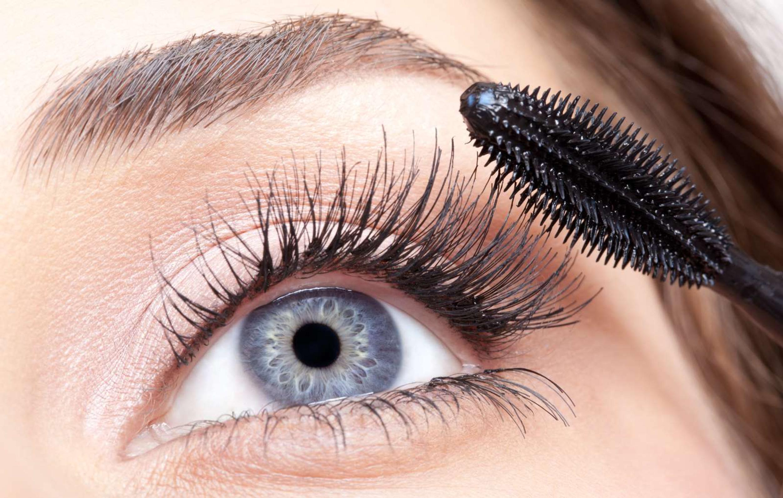 Näin vahvistat kulmakarvat meikillä