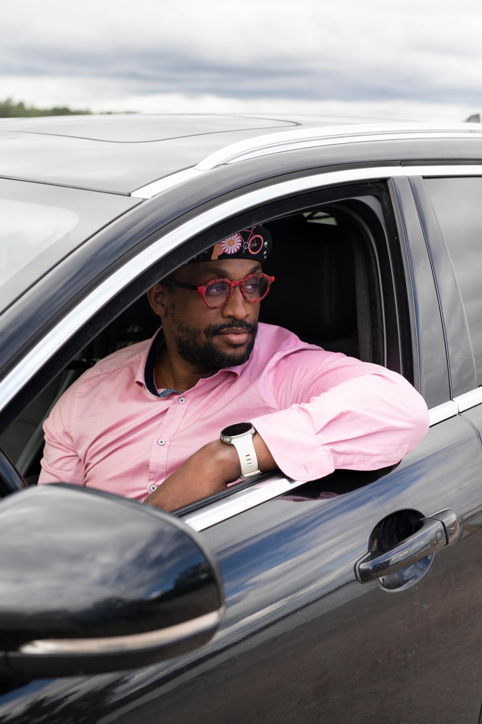 Kun Otso nousee kyynärsauvoineen Jaguaristaan, moni katsoo pitkään – näin entisestä katulapsesta tuli pankkimies, joka elää täyttä elämää liikuntavamman kanssa