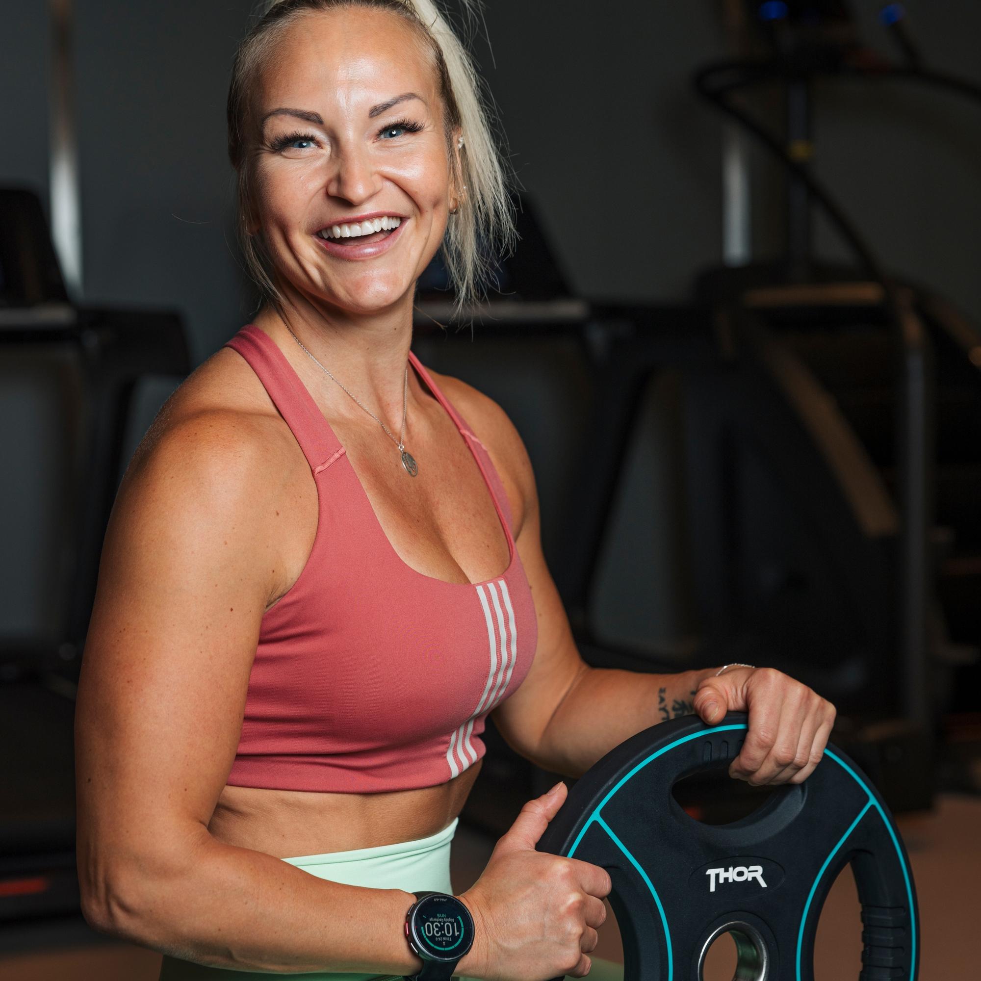 5 liikkeen helppo treeniohjelma kuntosalille – Kipa Tiivola näyttää, miten teet liikkeet oikein