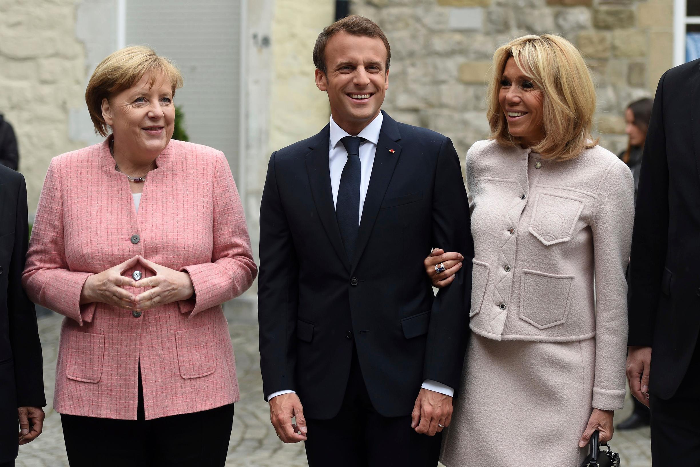 Macronit Saksan liittokansleri Angela Merkelin seurassa keväällä 2018, kun Emmanuelille myönnettiin Kaarle Suuren palkinto.