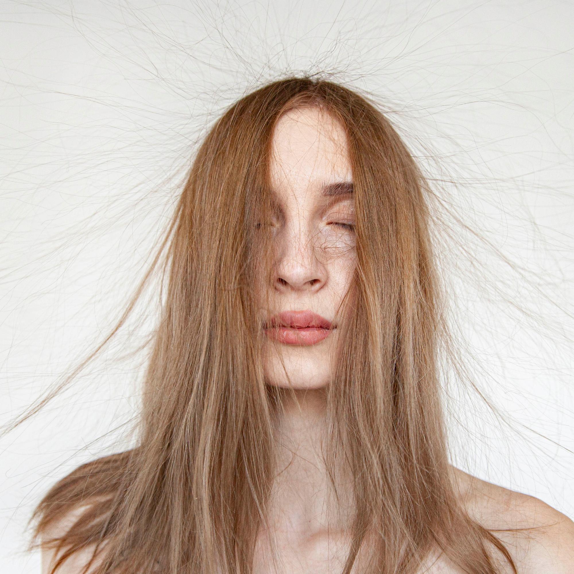 Sähköiset hiukset? Kokeile näitä 5 keinoa – yhtä tehokasta tuotetta voit kantaa vaikka laukussasi