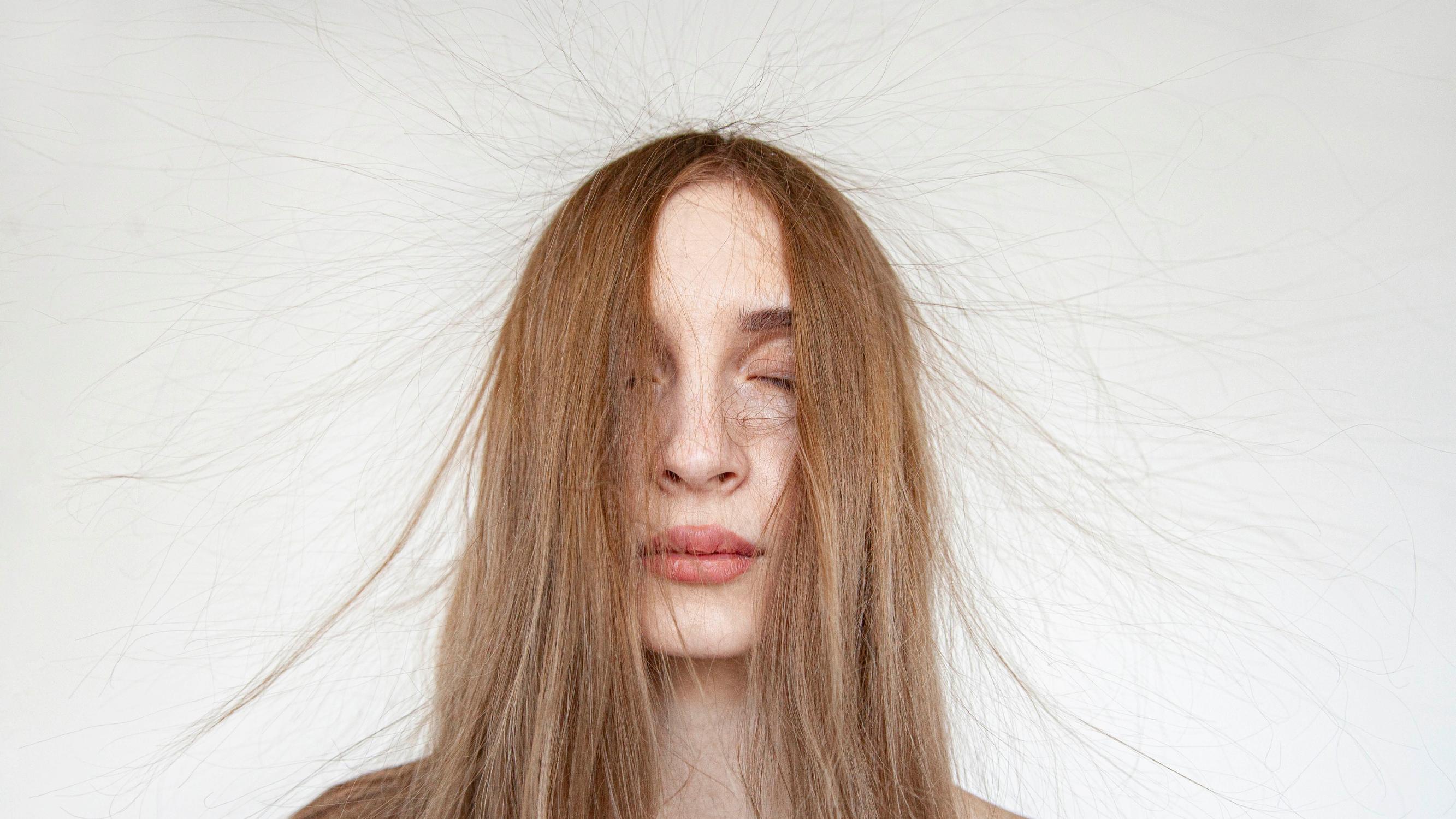 Sähköiset hiukset? Kokeile näitä 5 keinoa – yhtä tehokasta tuotetta voit kantaa vaikka laukussasi