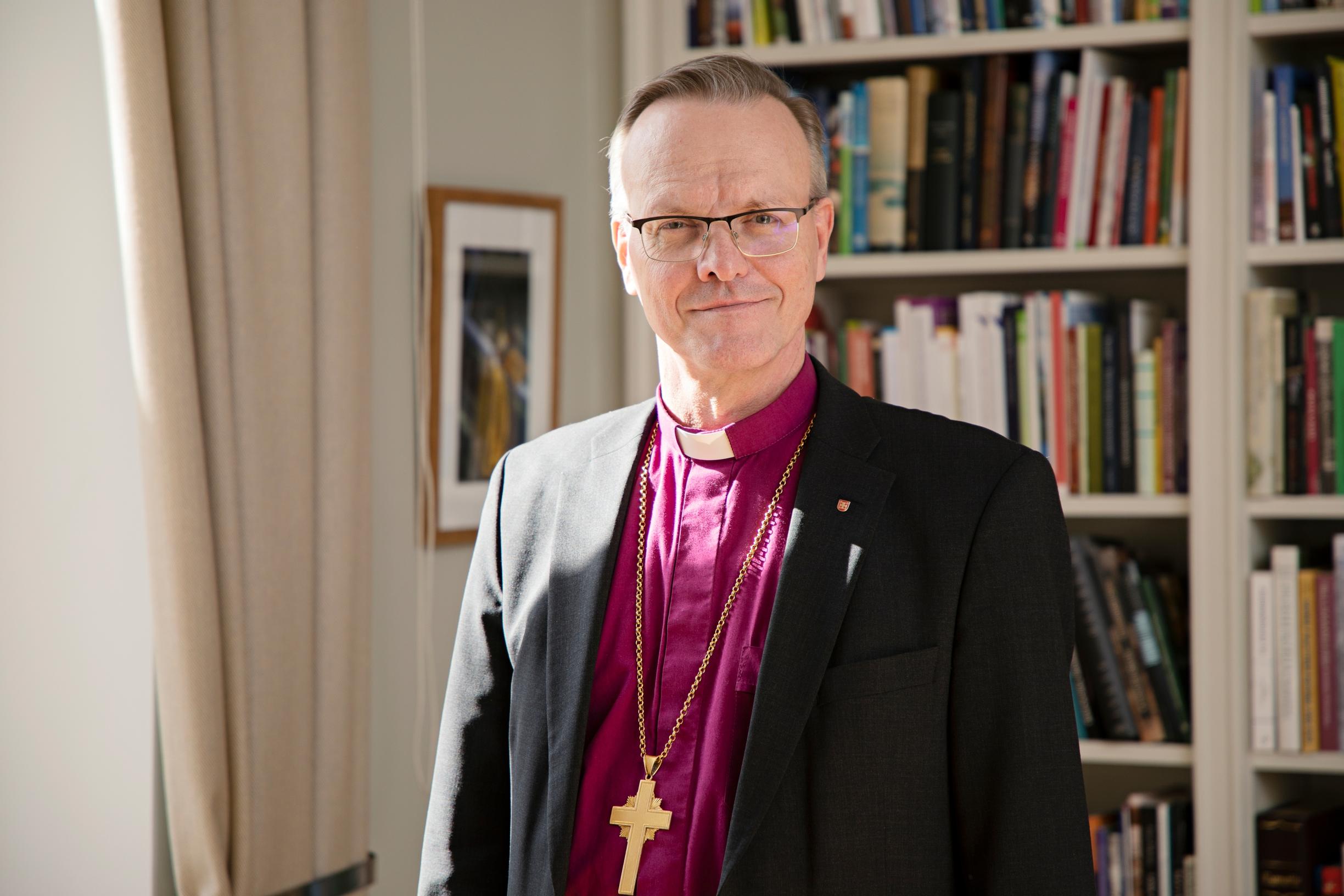 Arkkipiispa toivoo ratkaisua vihkimiskysymykseen. ”Olisi hyvä, että papilla olisi halutessaan mahdollisuus vihkiä samaa sukupuolta oleva pari.”