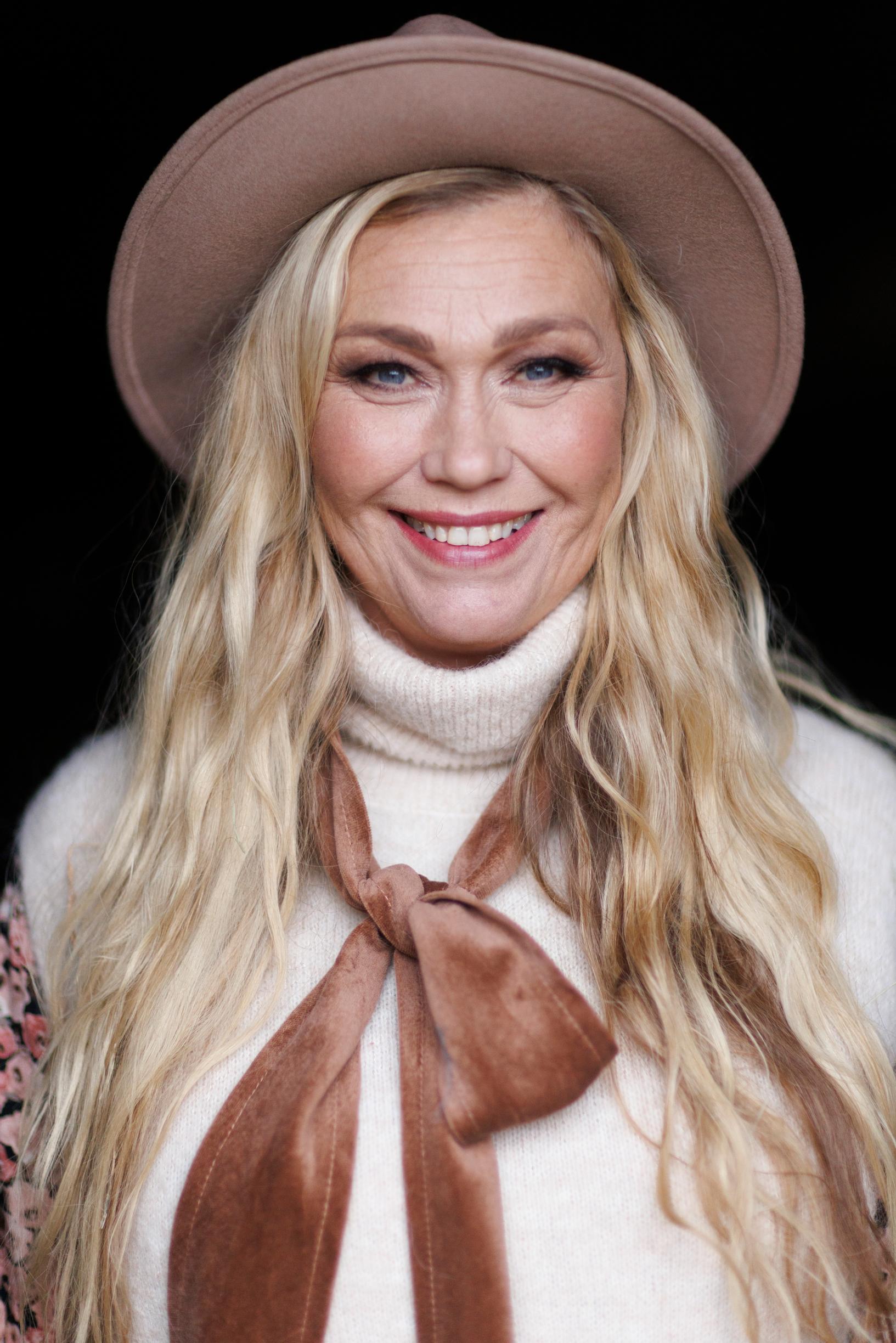 ”Löysimme nopeasti yhteisen sävelen”, Outi Mäenpää iloitsee. Rakkaus tuli oikealla hetkellä.