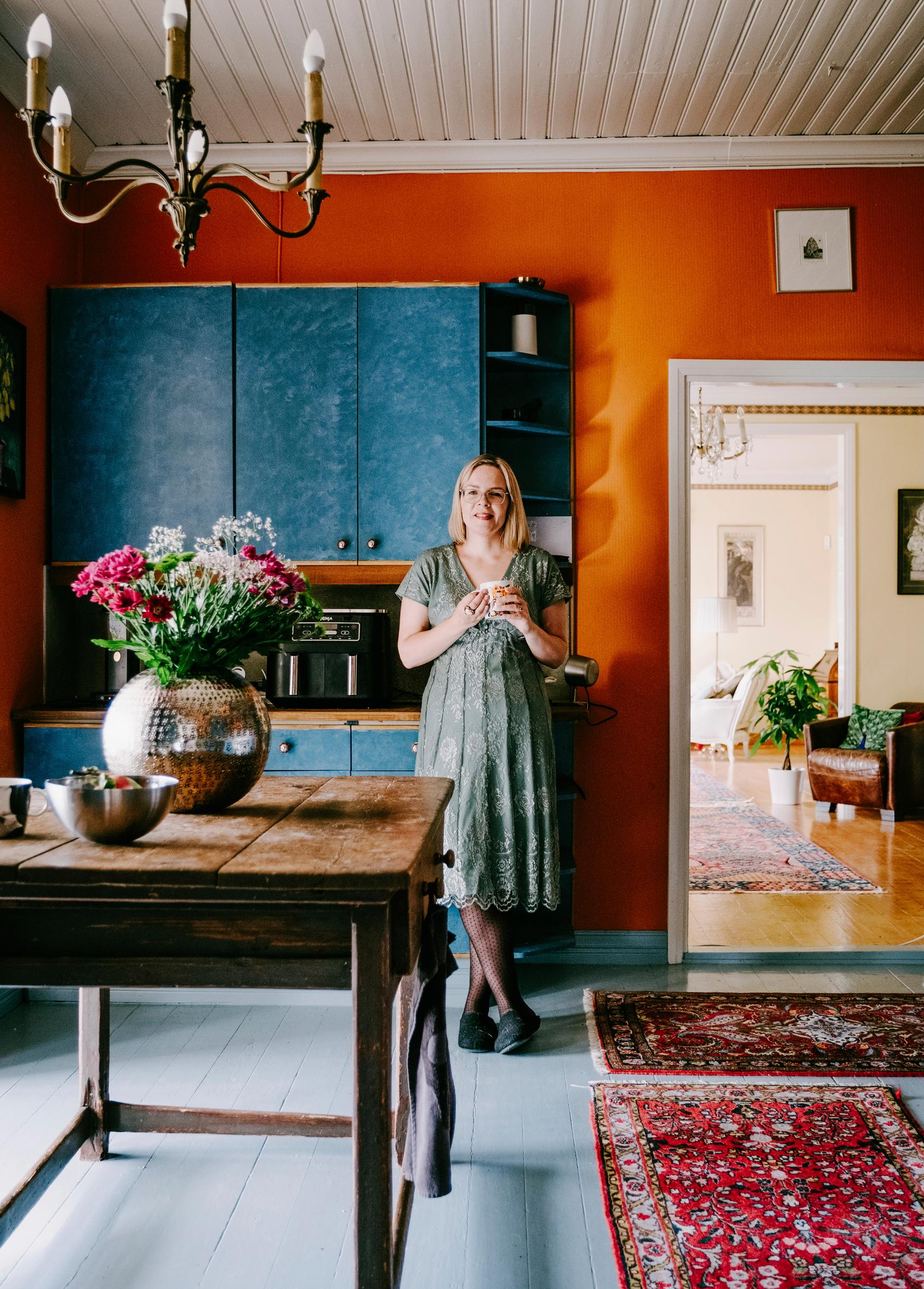 Kirjailija Venla Hiidensalon koti on yli satavuotias hirsitalo: ”Uskon, että täällä pääsen entistä paremmin irti hektisyydestä ja osaan keskittyä hetkeen”