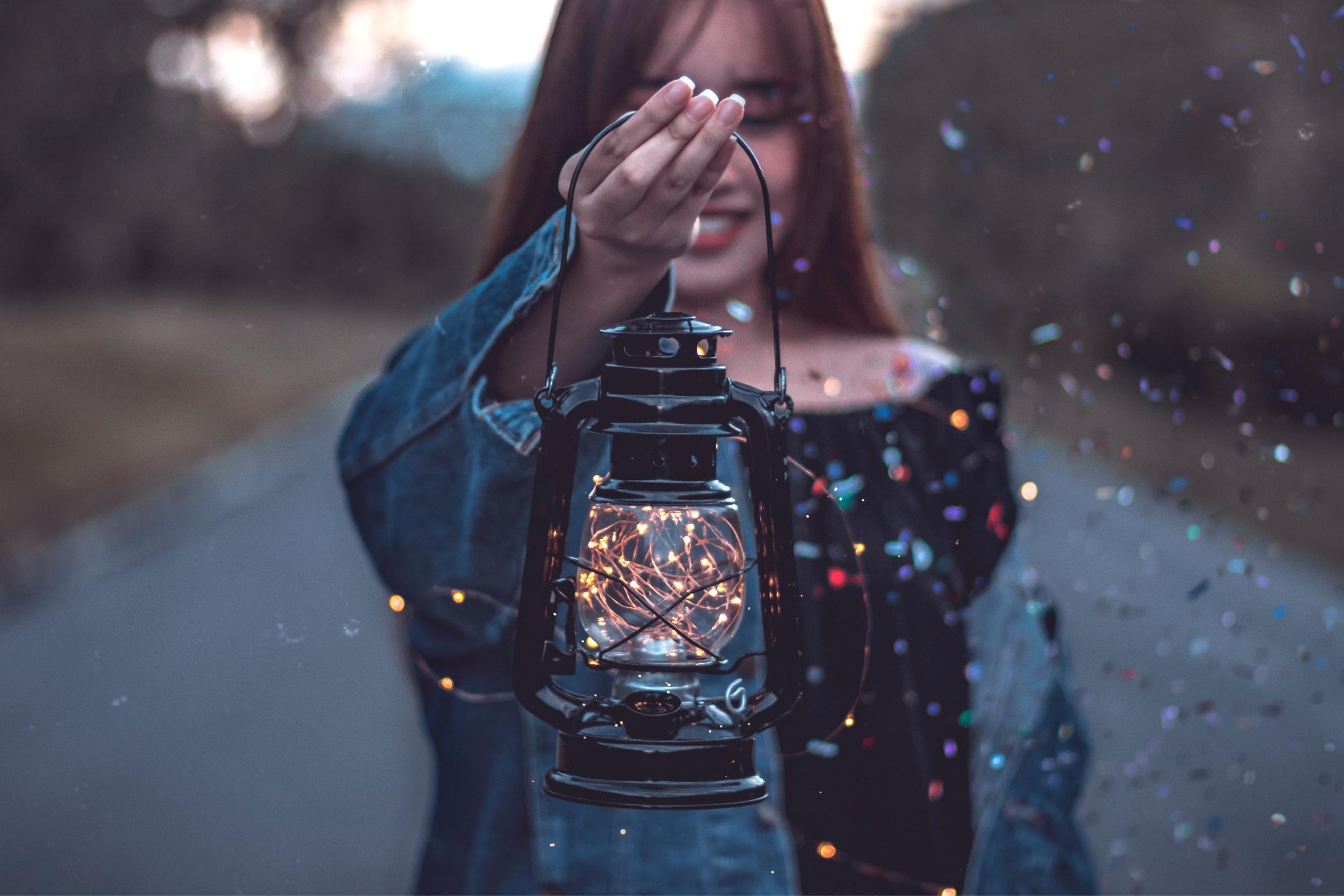 Joulun 2022 parhaat lahjavinkit ovat tässä! Trendikäs kristalliparfyymi, hemmotteleva pyjama, kierroksia laskeva kynttilä...