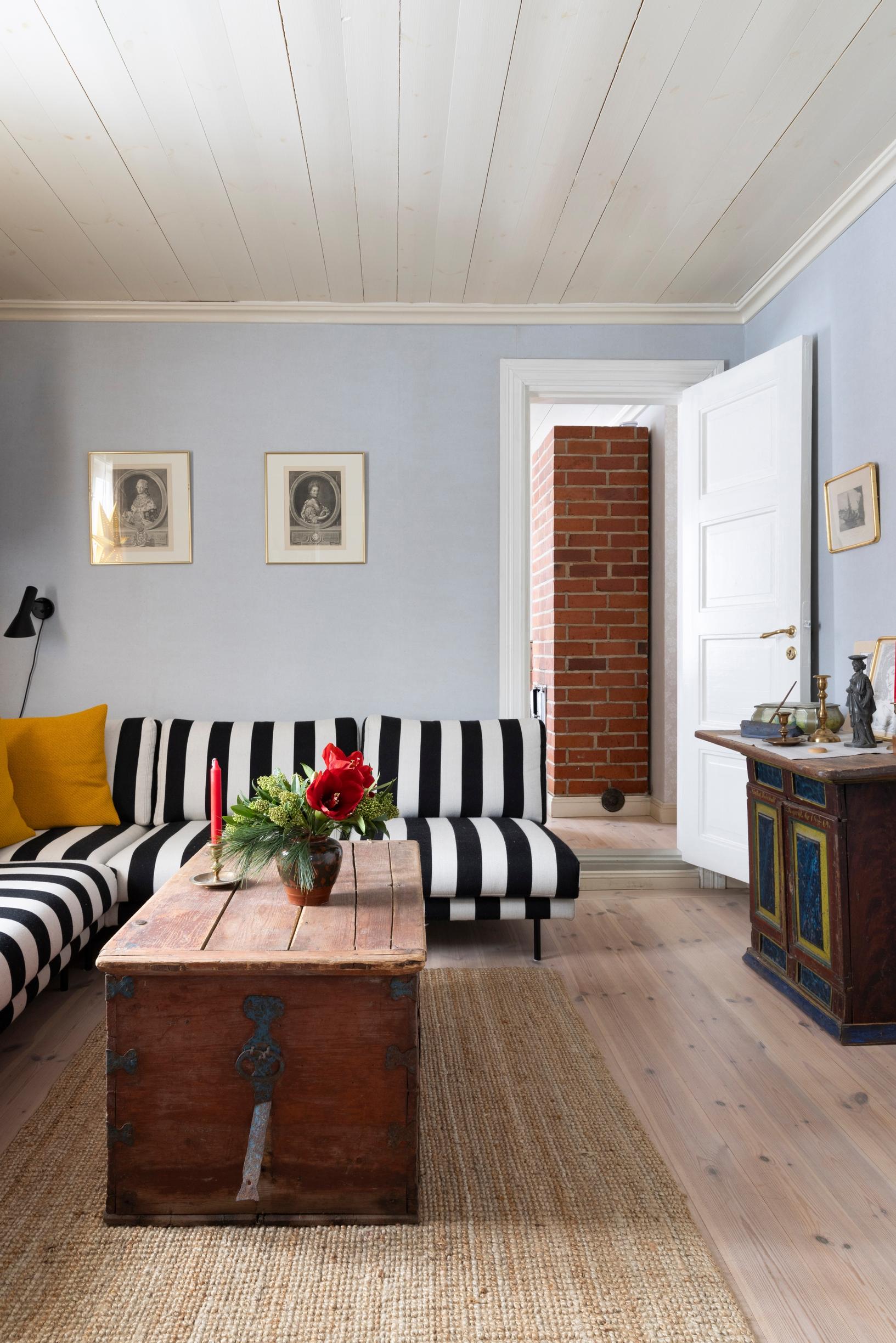 Tupaa seuraa kaksi perättäistä kamaria. Annalan villakankaalla verhoiltu Cosy Pocket -sohva on myönnytys mukavuudelle. Kaappi ja pöytä ovat olleet talossa luultavasti aikojen alusta.