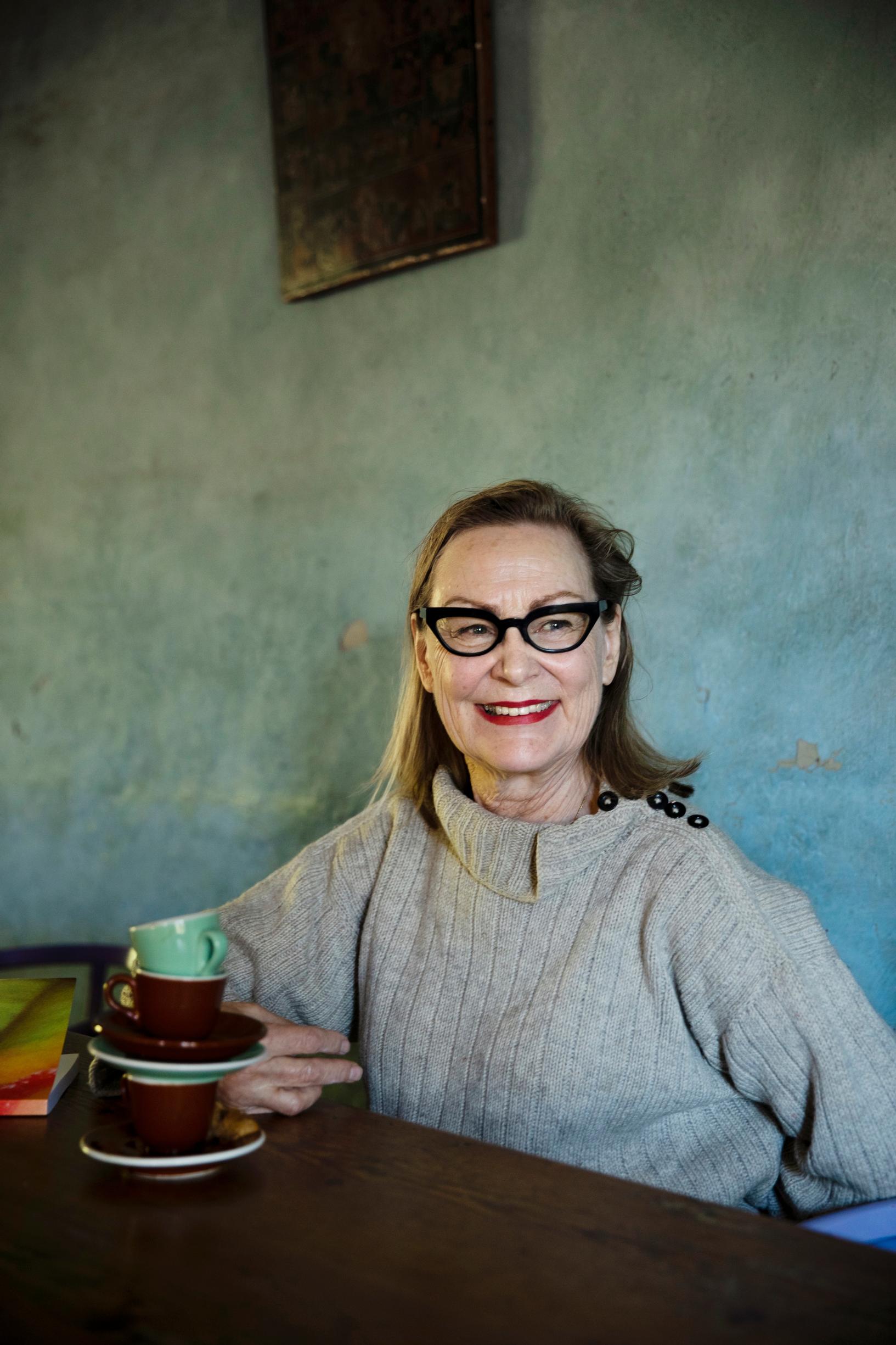 Lastenlasten syntymät mullistivat taidemaalari Marjatta Tapiolan elämän. ”On mielettömän ihanaa saada olla isoäiti.”