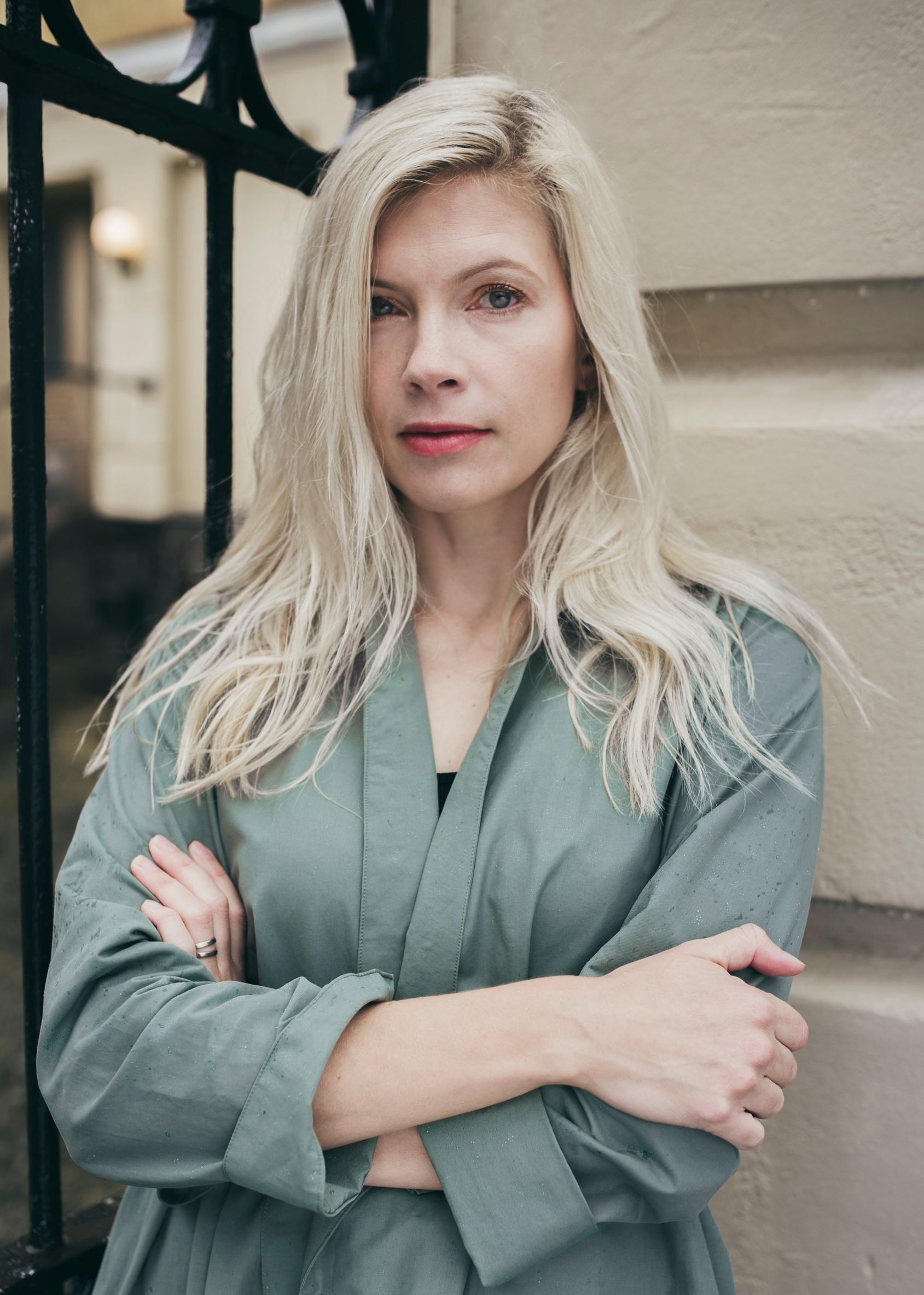 Näyttelijä Saara Kotkaniemi teki yhteiset säännöt elokuvien intiimikohtauksiin: "Miksi tällainen pitää oppia nöyryytyksen kautta?"