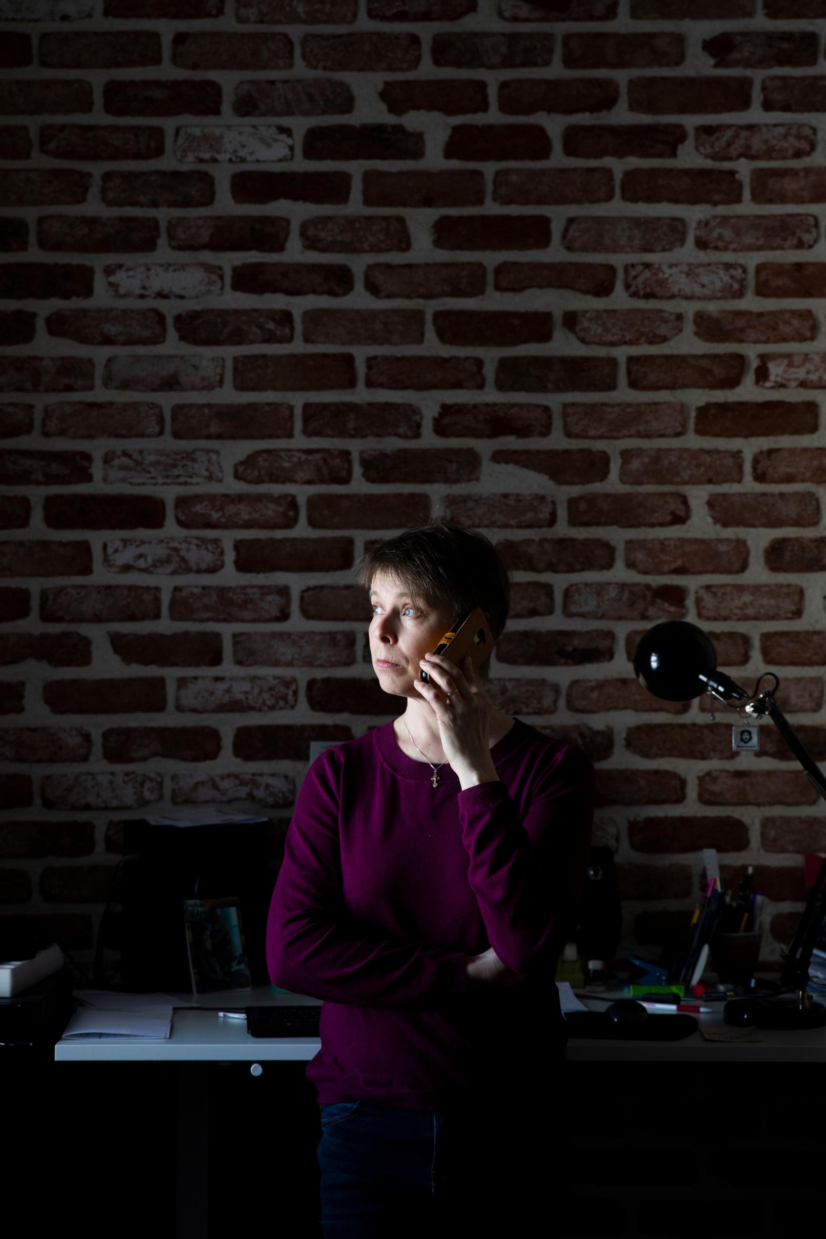 Puhelin ja tietokone ovat etäomaishoivaajan tärkeitä työkaluja. Toisinaan Tanjalta kuluu niiden ääressä päivässä tuntikausia.