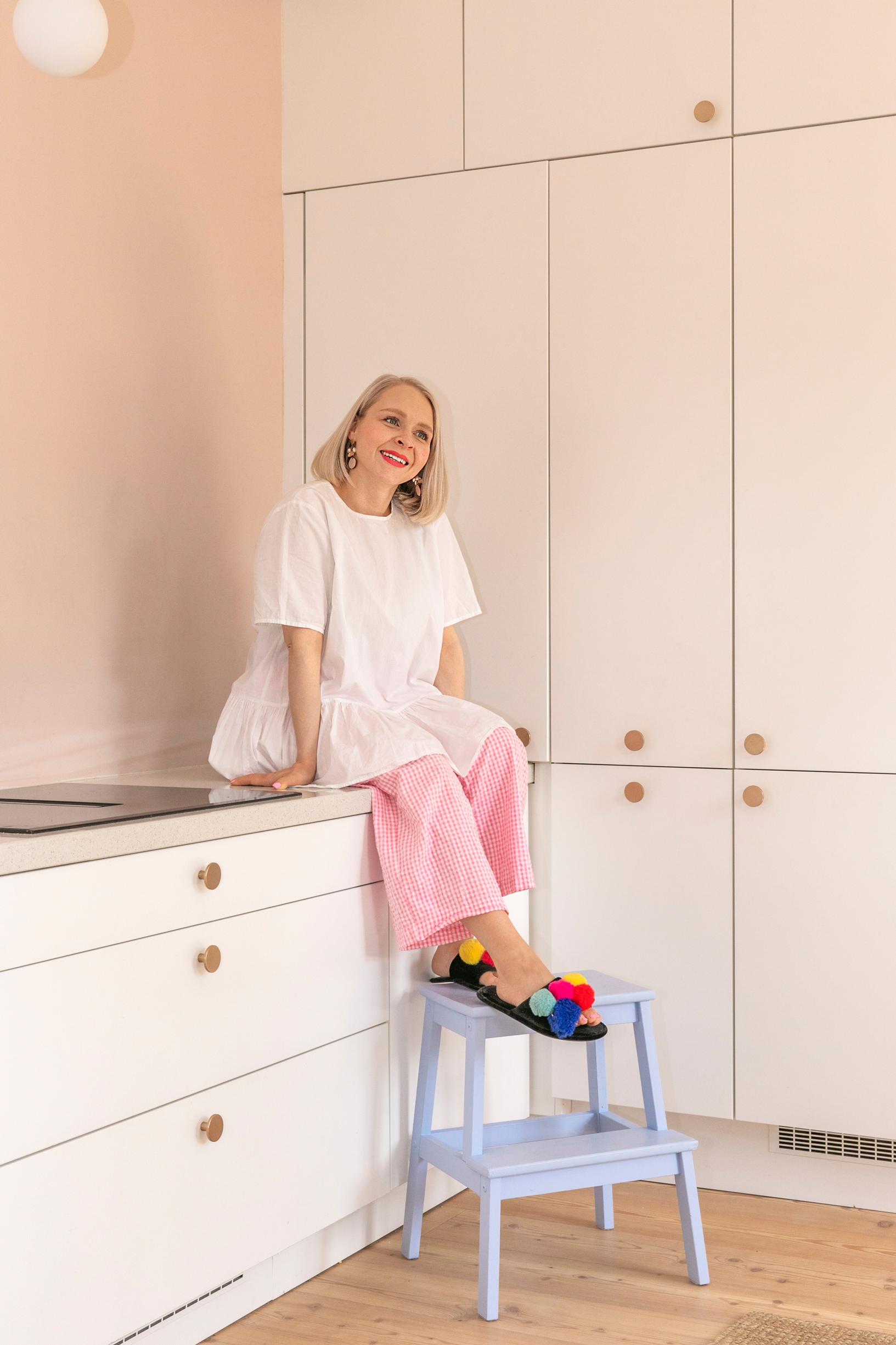 Matleena Töhönen, 30, asuu Turun Port Arthurissa puutalossa puolisonsa Pilken ja heidän 2-vuotiaan ja 3 kuukauden ikäisten lasten sekä koiran kanssa. Hän työskentelee yrittäjänä ja pyörittää kahta yritystään, koruja valmistavaa Maanantaimallia ja second hand -liike Maanantaimarketia.