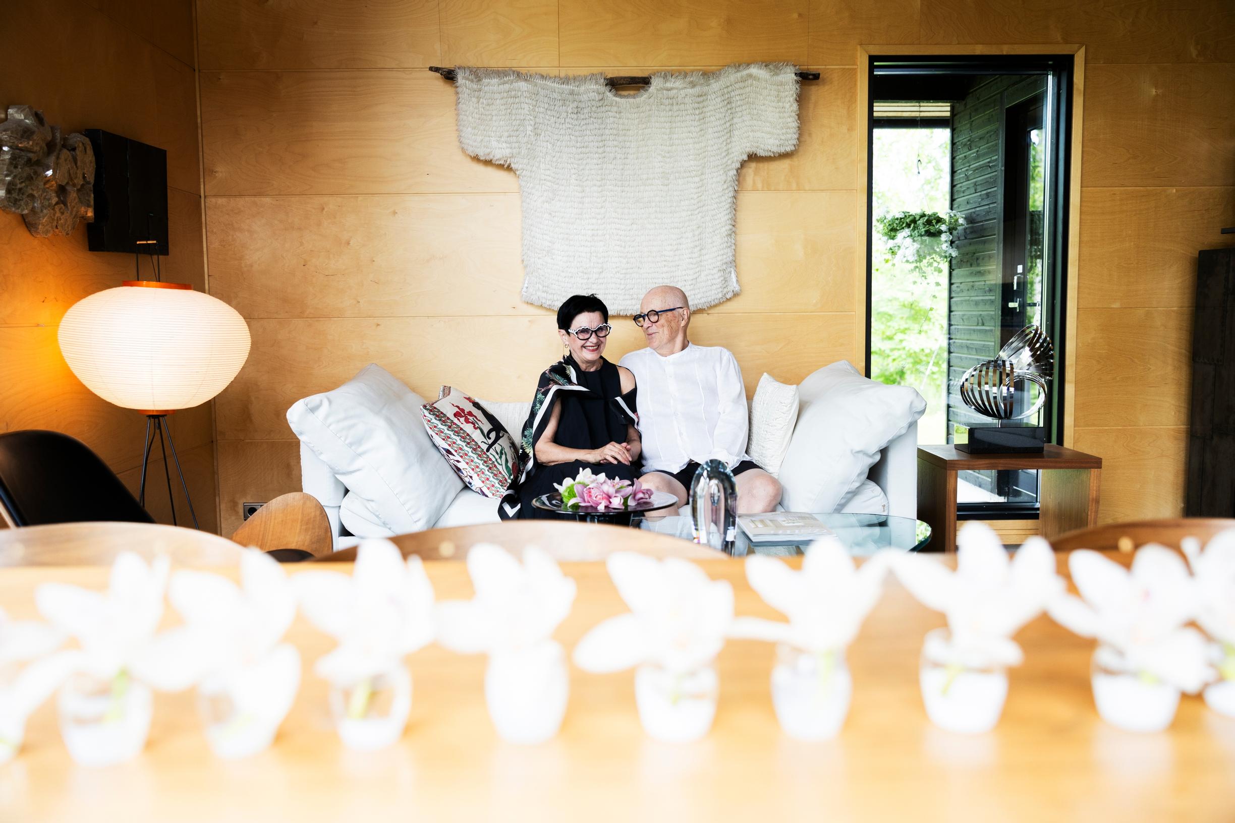 Koivuvaneriseinällä Ritva-Liisan ja Yrjön takana on Ritva-Liisan suunnittelema neule, joka oli esillä Pariisissa.