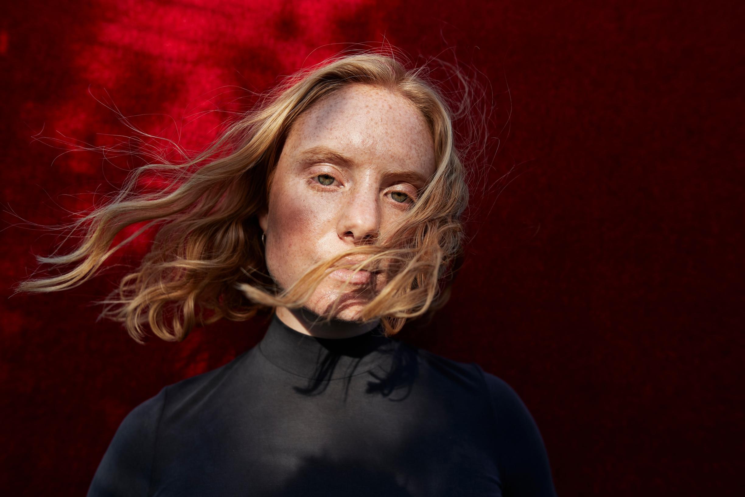 Tässä ovat parhaat silottavat hiusten hoitotuotteet ‒ 5 pisteen suihke ei jätä hiuksia tippaakaan tahmeiksi tai rasvaisen tuntuisiksi