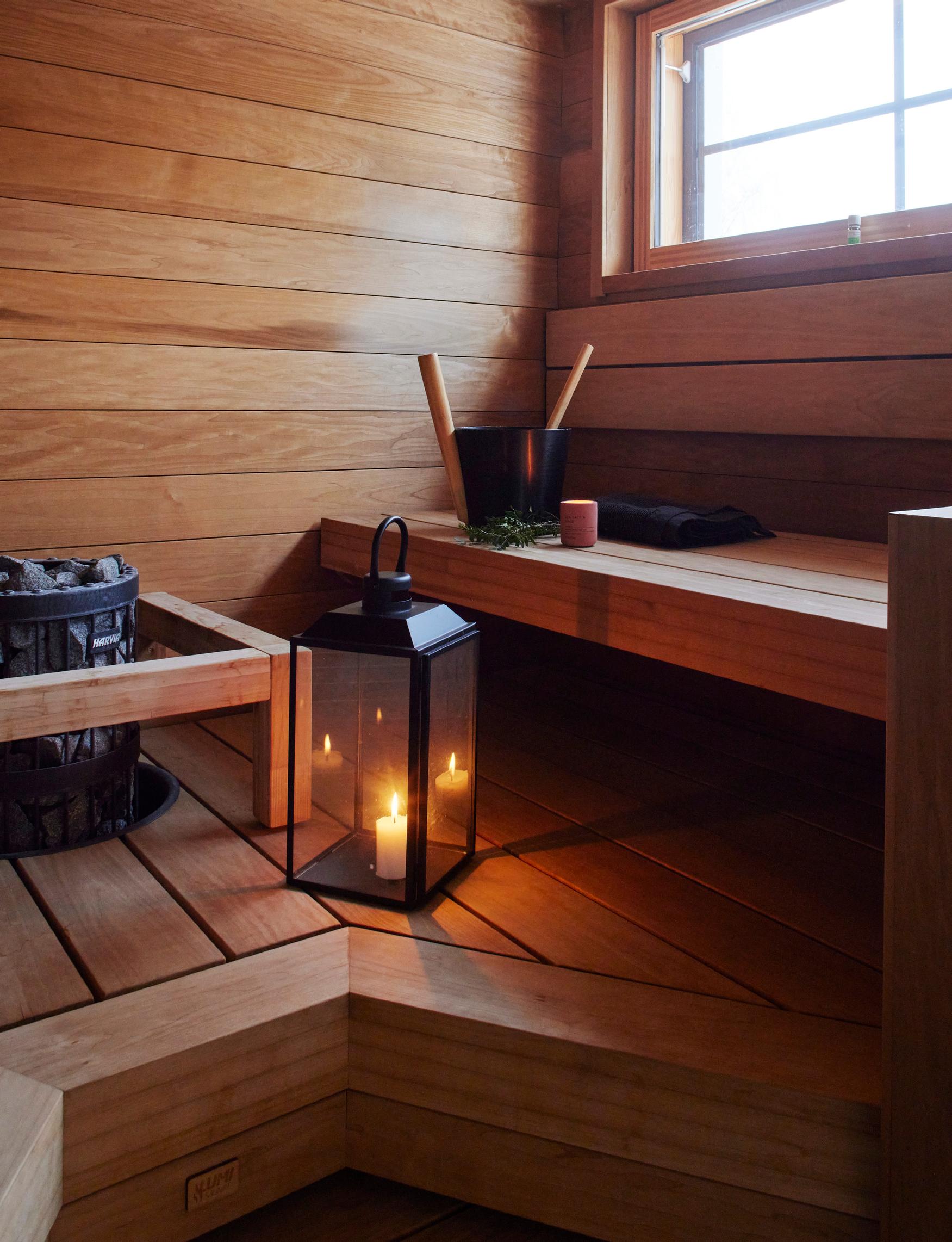 Sauna lämpiää heti aattoaamuna ja vielä monta kertaa juhla­pyhien aikana.