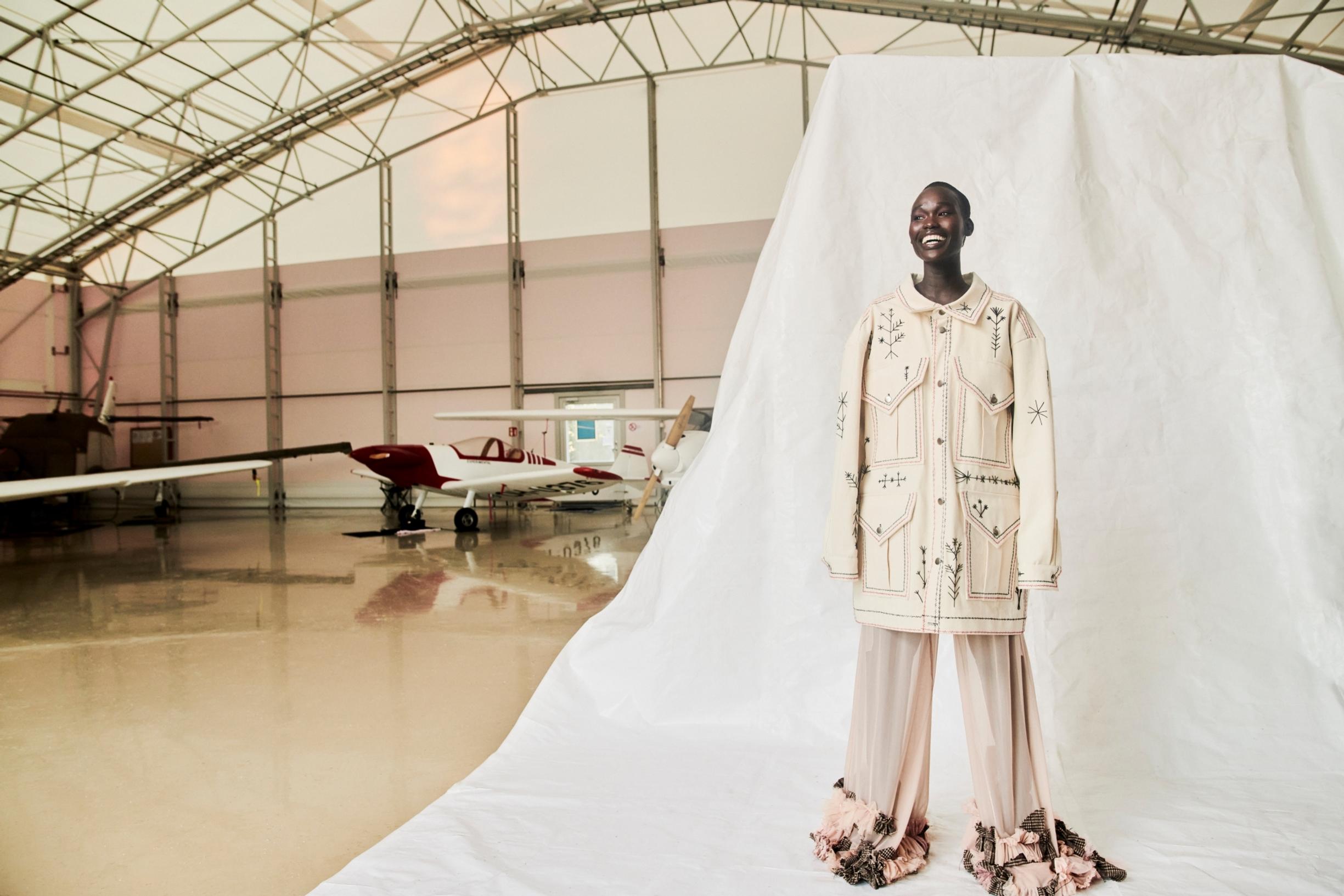 The Fnrm-merkin vaatteet mallin päällä.