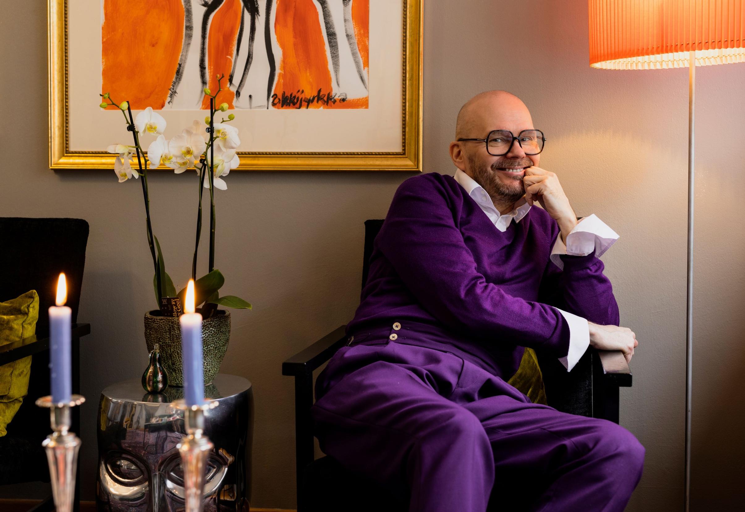 Muotisuunnittelija Lalli Savolainen loihti kaksiosta ylellisen runsaudensarven – pramean tyylin takana on kekseliäisyyttä ja tiukka kukkaro