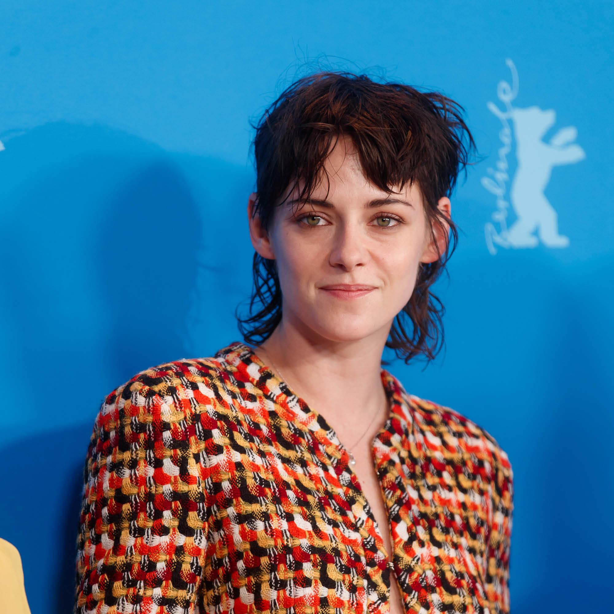 Kristen Stewart on kokeillut mixietä, siis pitkää takatukkaa, johon on yhdistetty kerrostettu pääliosa.