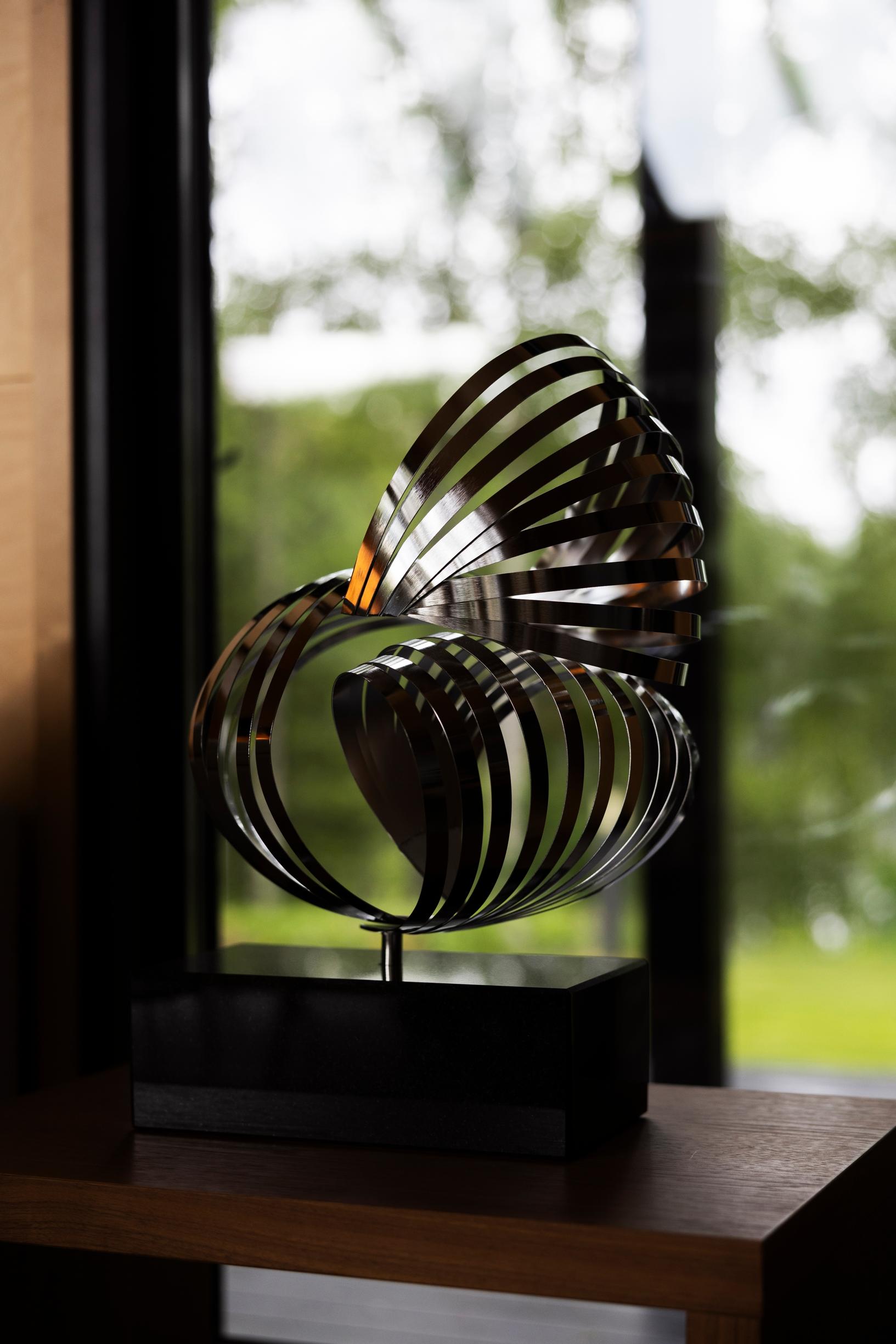 Aallokko-veistos esittelee Ritva-Liisan uuden materiaalin, teräksen. Työt toteuttaa hänen veljensä Esa verstaassaan Raahessa.