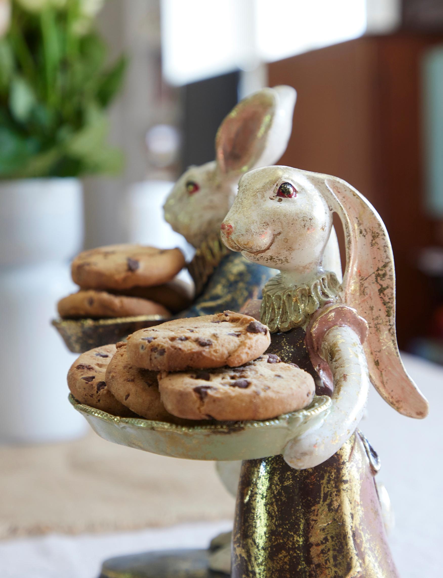 Ria on ostanut ruokapöydän pupukoristeen Hämeenlinnasta Pässinpää-kaupasta, jossa hän pysähtyy keikkamatkoilla.