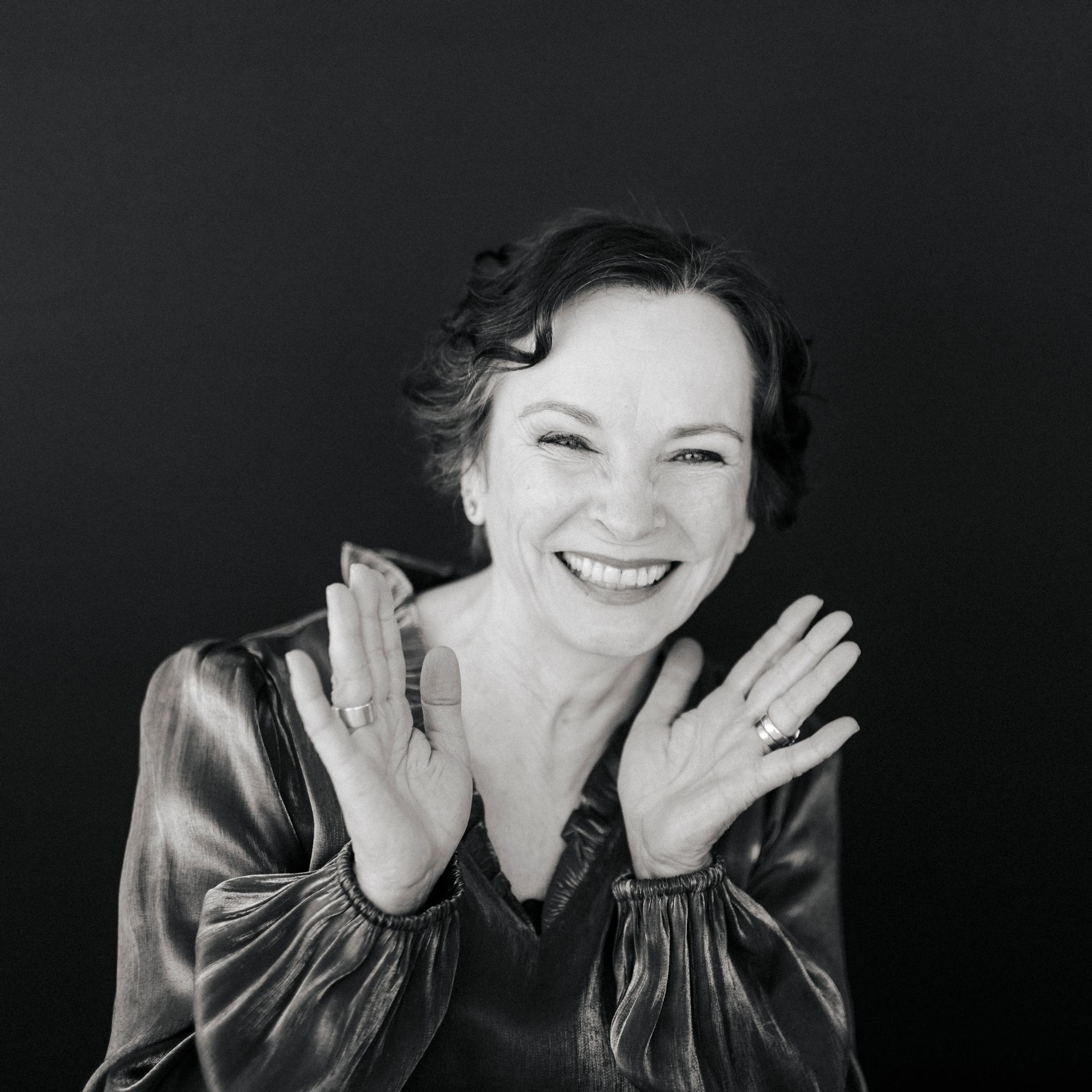 Kirjailija Marja Aarnipuro salamarakastui Helsingin yössä – tällainen elämänmuutos siitä seurasi