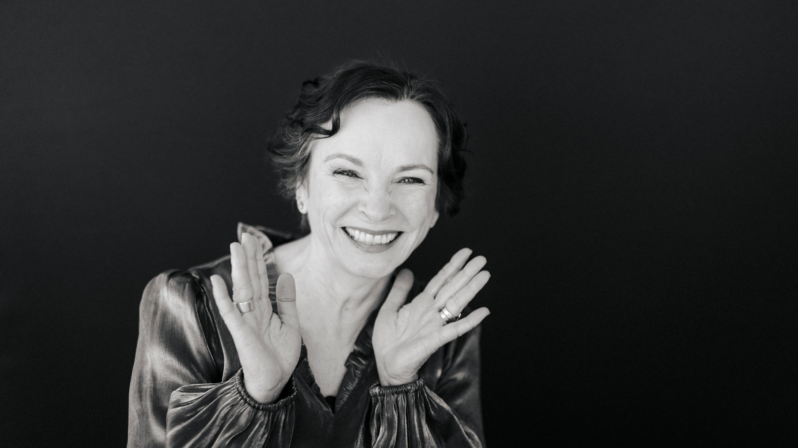 Kirjailija Marja Aarnipuro salamarakastui Helsingin yössä – tällainen elämänmuutos siitä seurasi