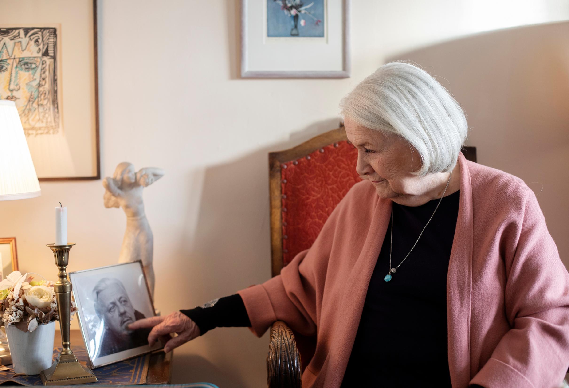 Anja Pohjola tuntee, että puoliso Pehr-Olof kulkee yhä hänen rinnallaan. Valokuvan silmät seuraavat Anjan tekemisiä ja puheita.