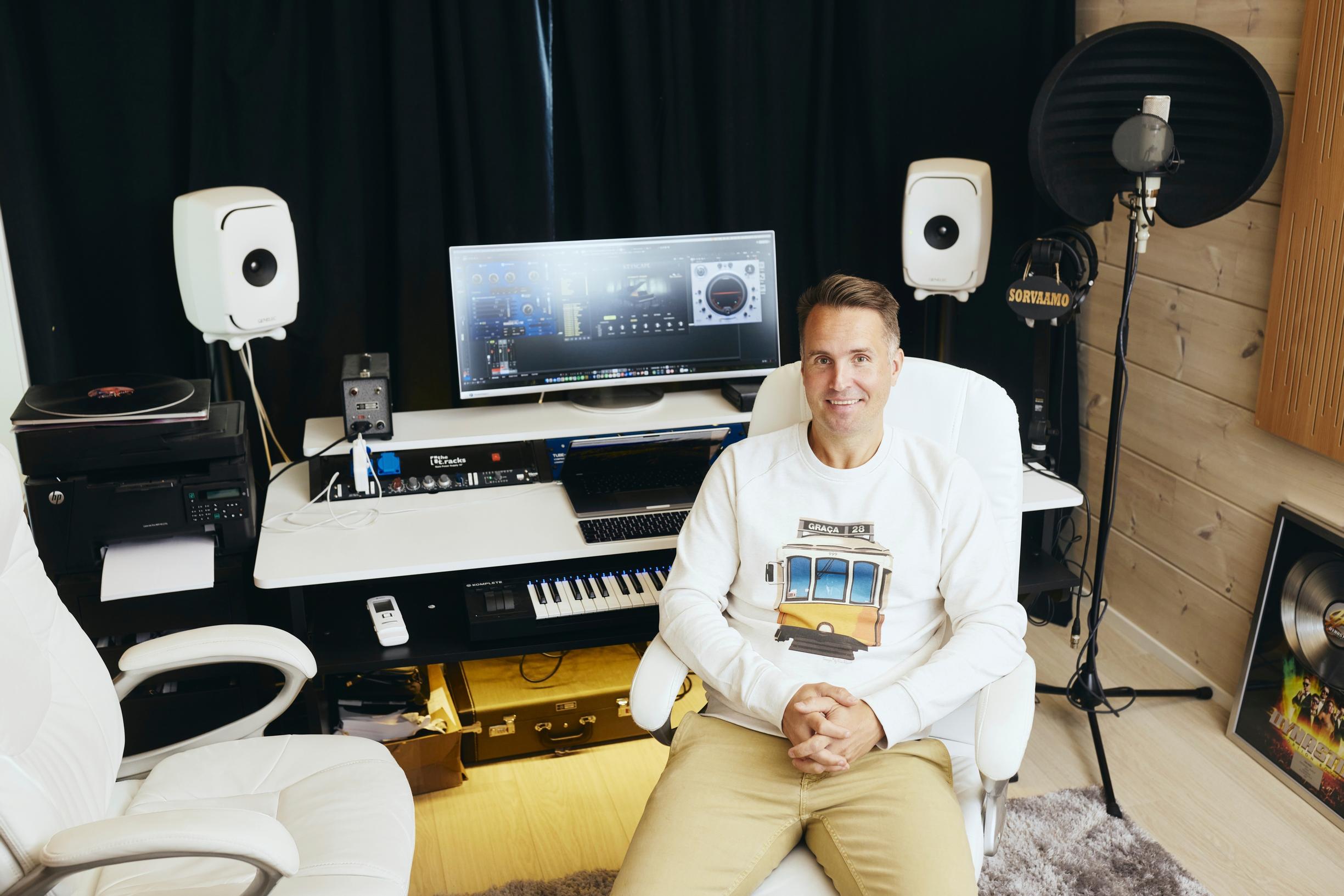 Yläkerrassa on Mikaelin valtakunta, oma musiikkistudio.