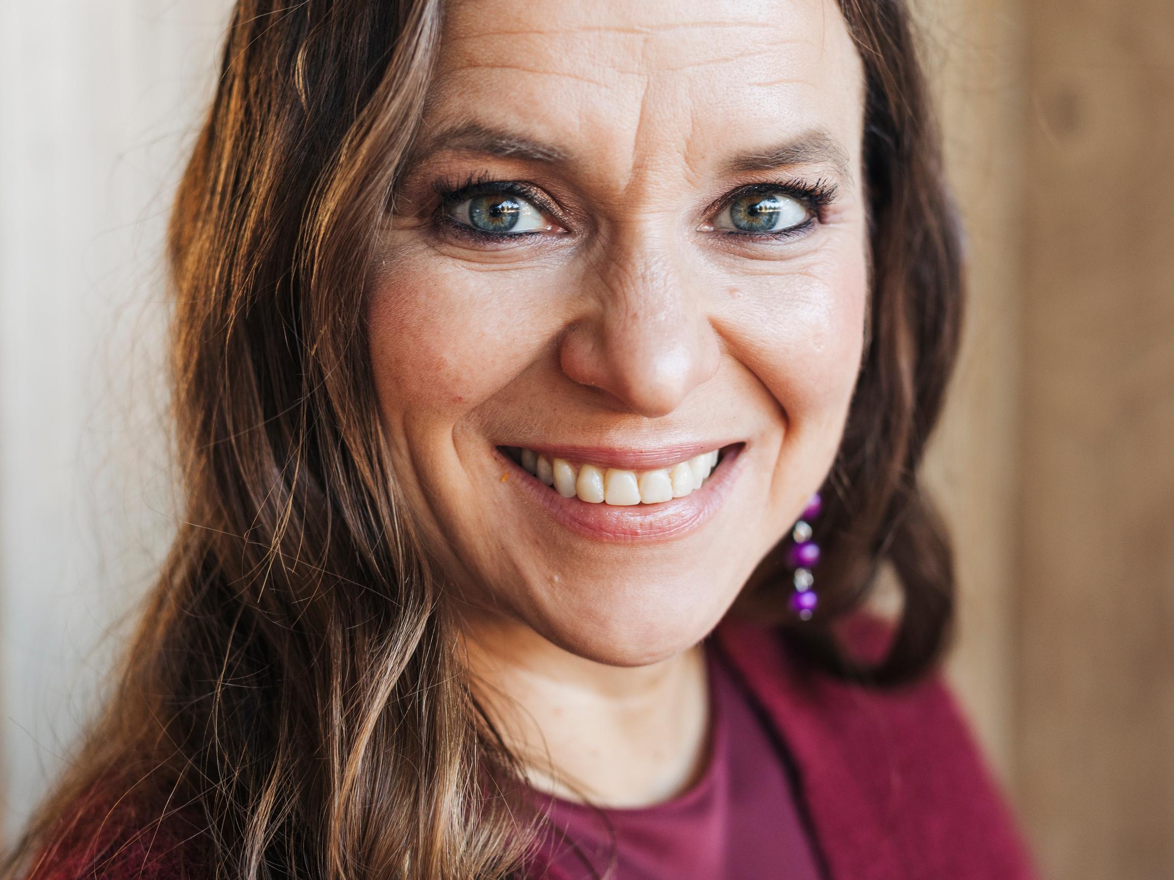 Kirjailija Satu Rämön elämänfilosofia on suorastaan nerokas, ja siitä on hyötyä kenelle tahansa: ”Se lisää onnellisuutta elämääni”