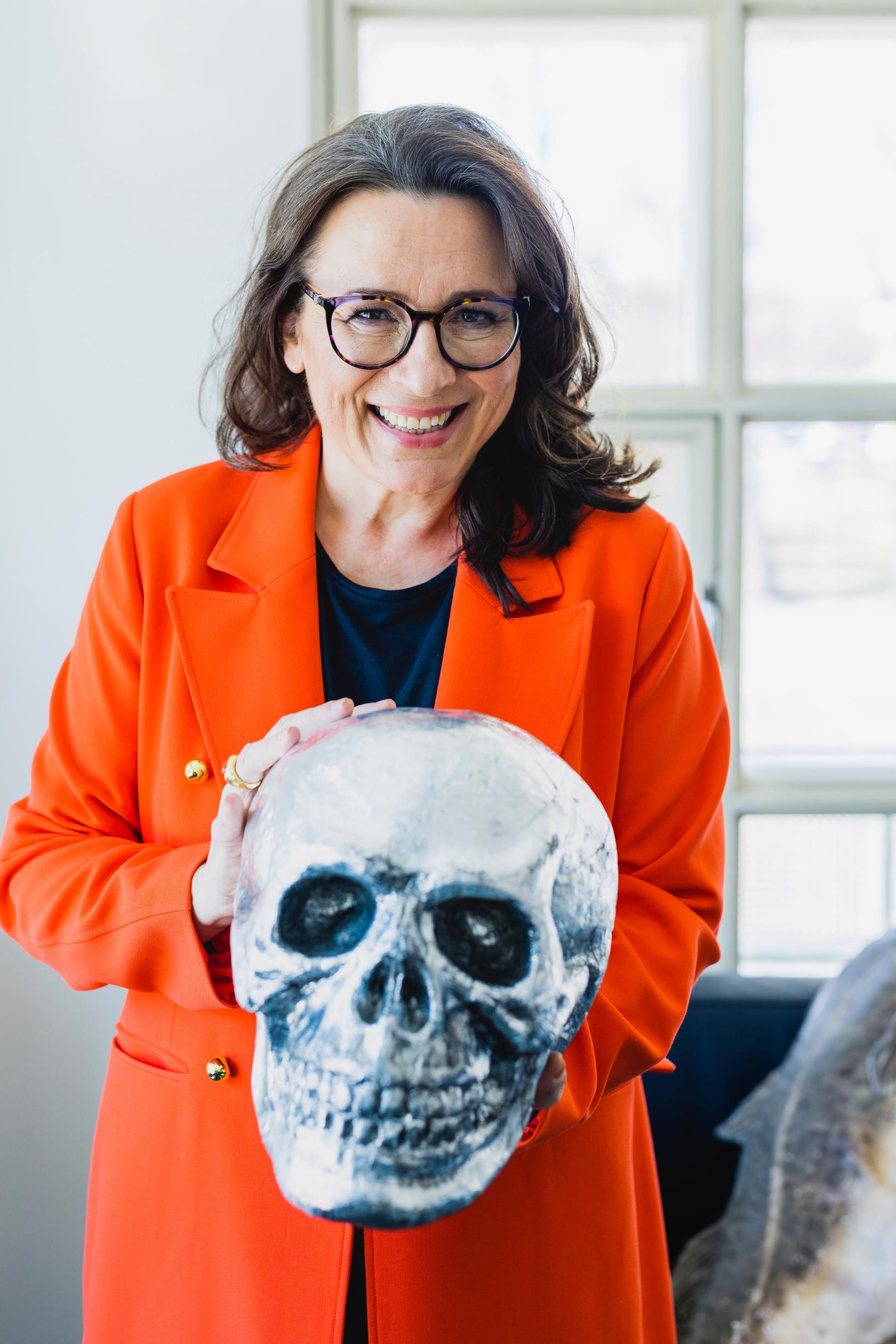 Ronski huumori ja itseironia ovat Lillille elinehto. ”Kutsun itseäni kulttuurinaakaksi.”