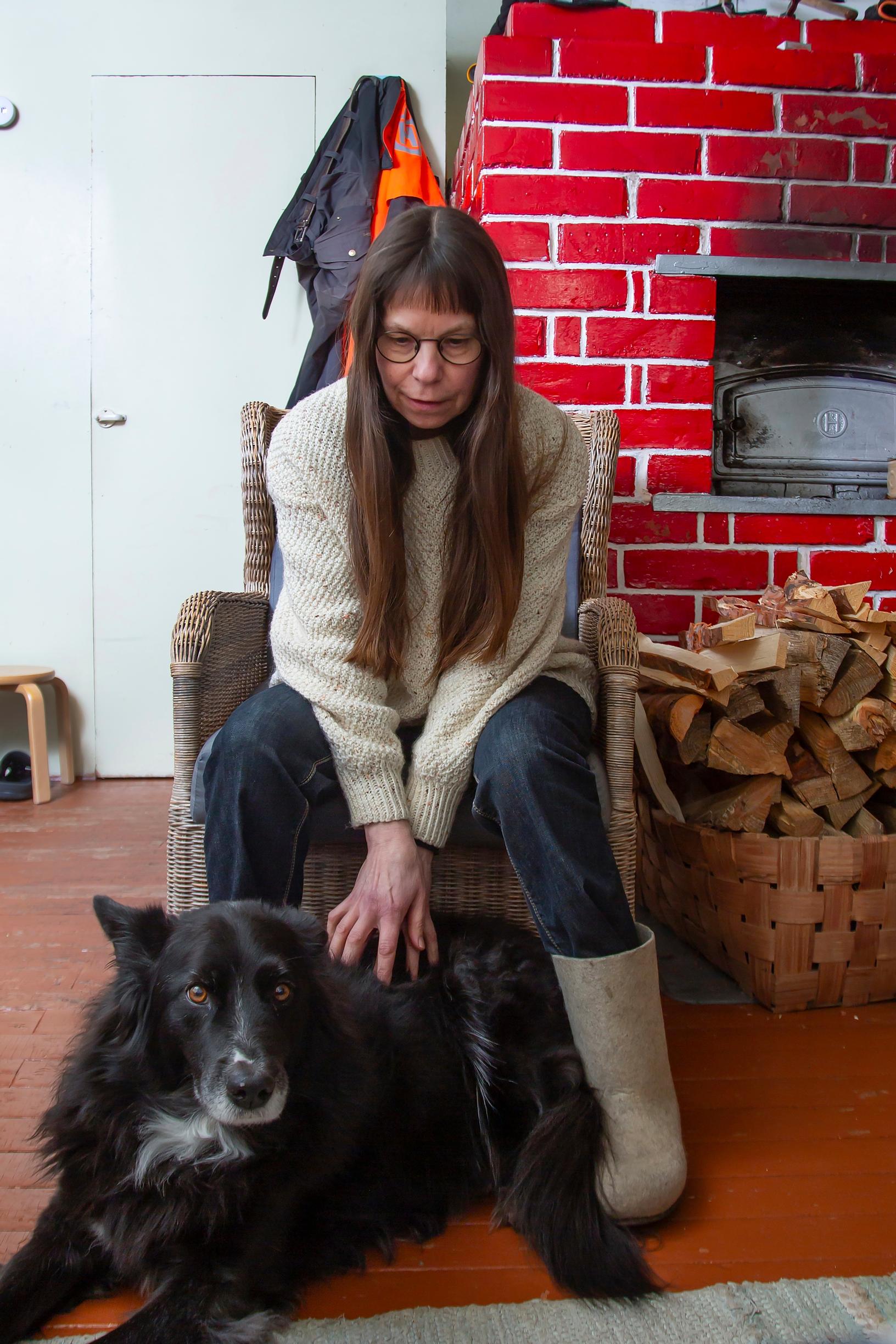 Aura Koivisto ja Musti kävelevät usein kymmenen kilometrin pituisia metsälenkkejä. 